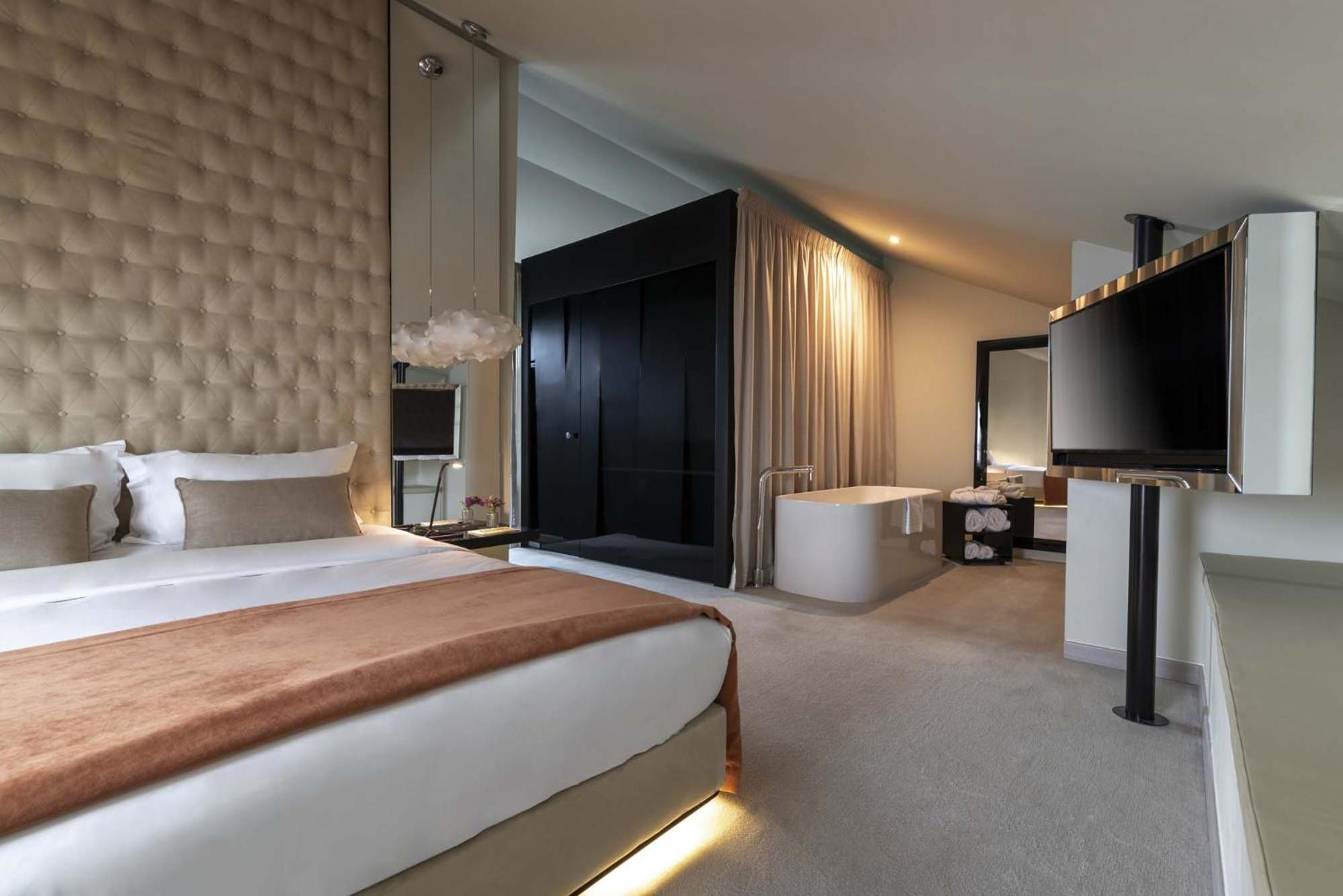Suite with Terrace thumbnail 5