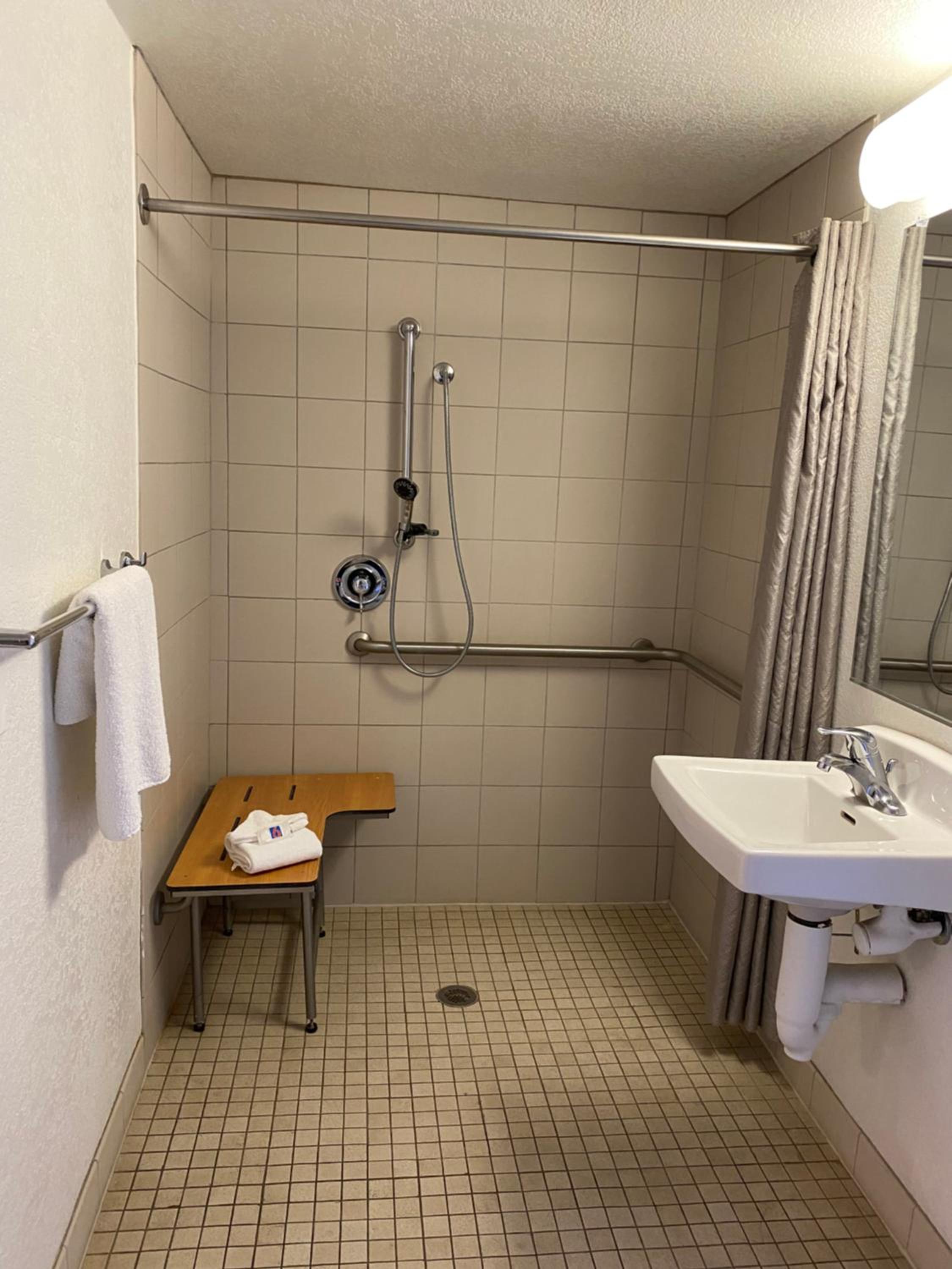 Double Room - Disability Access - Roll In Shower photo 2