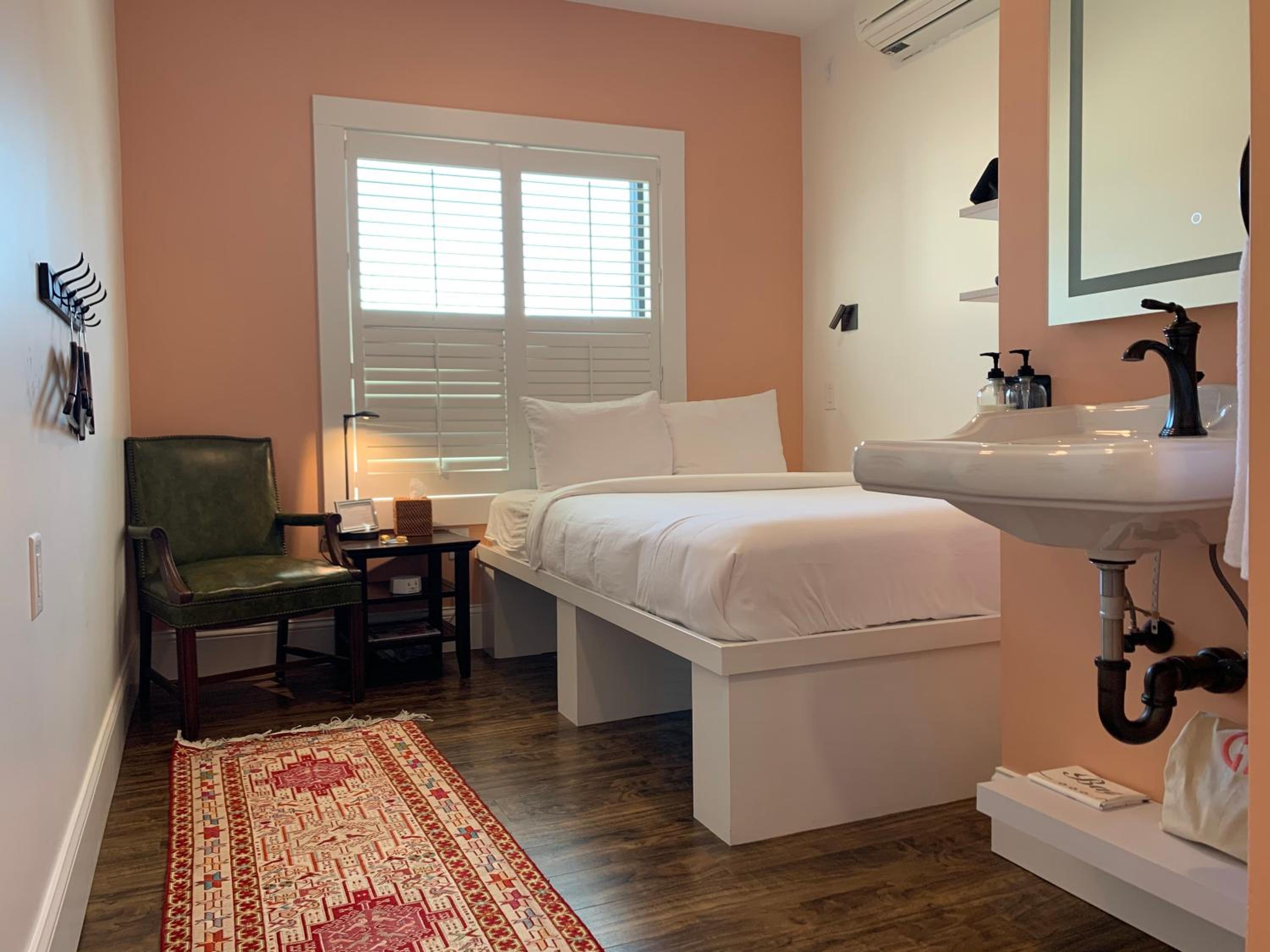 Queen Room - Disability Access - Photo 1