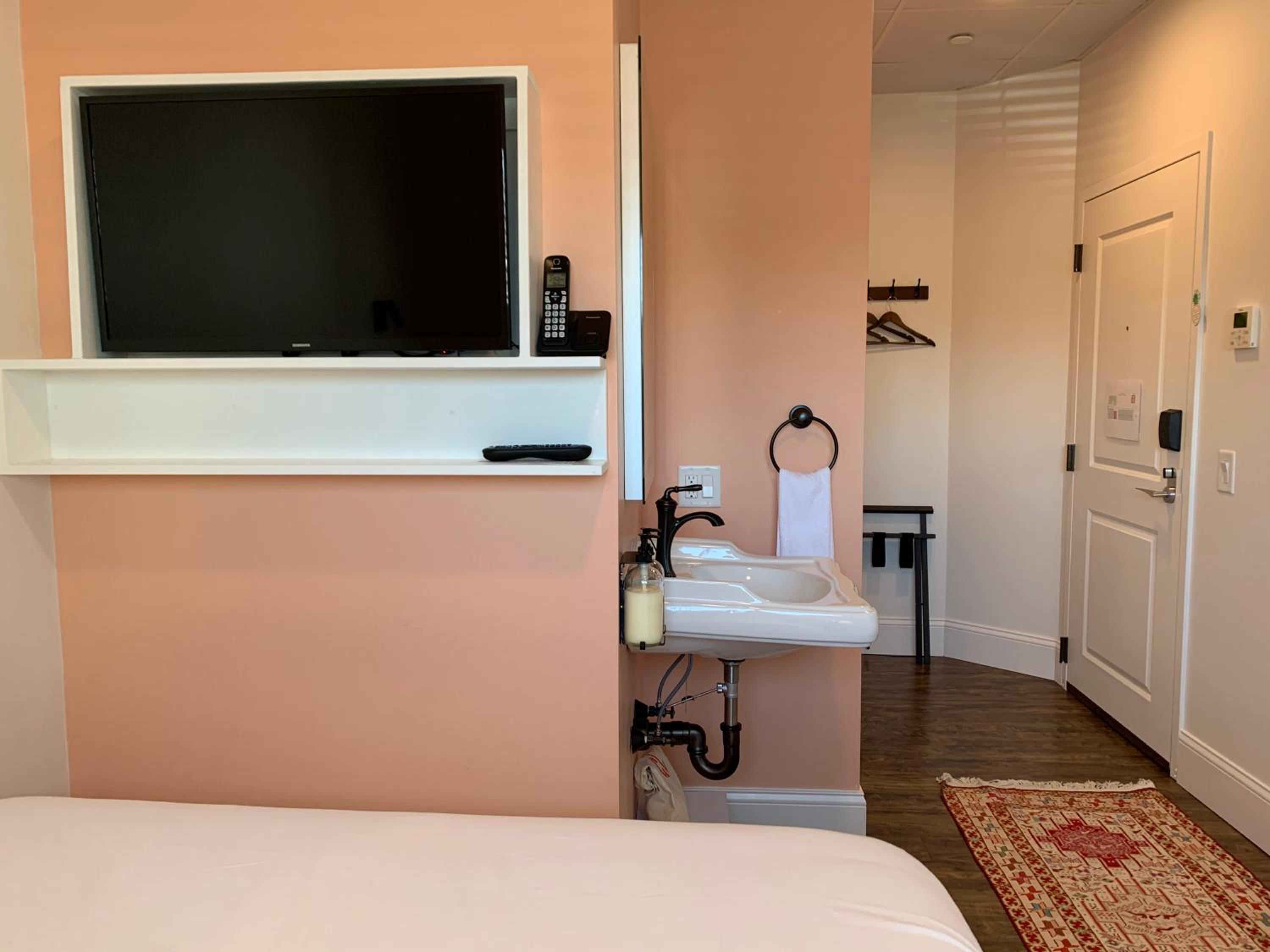 Queen Room - Disability Access - Photo 4
