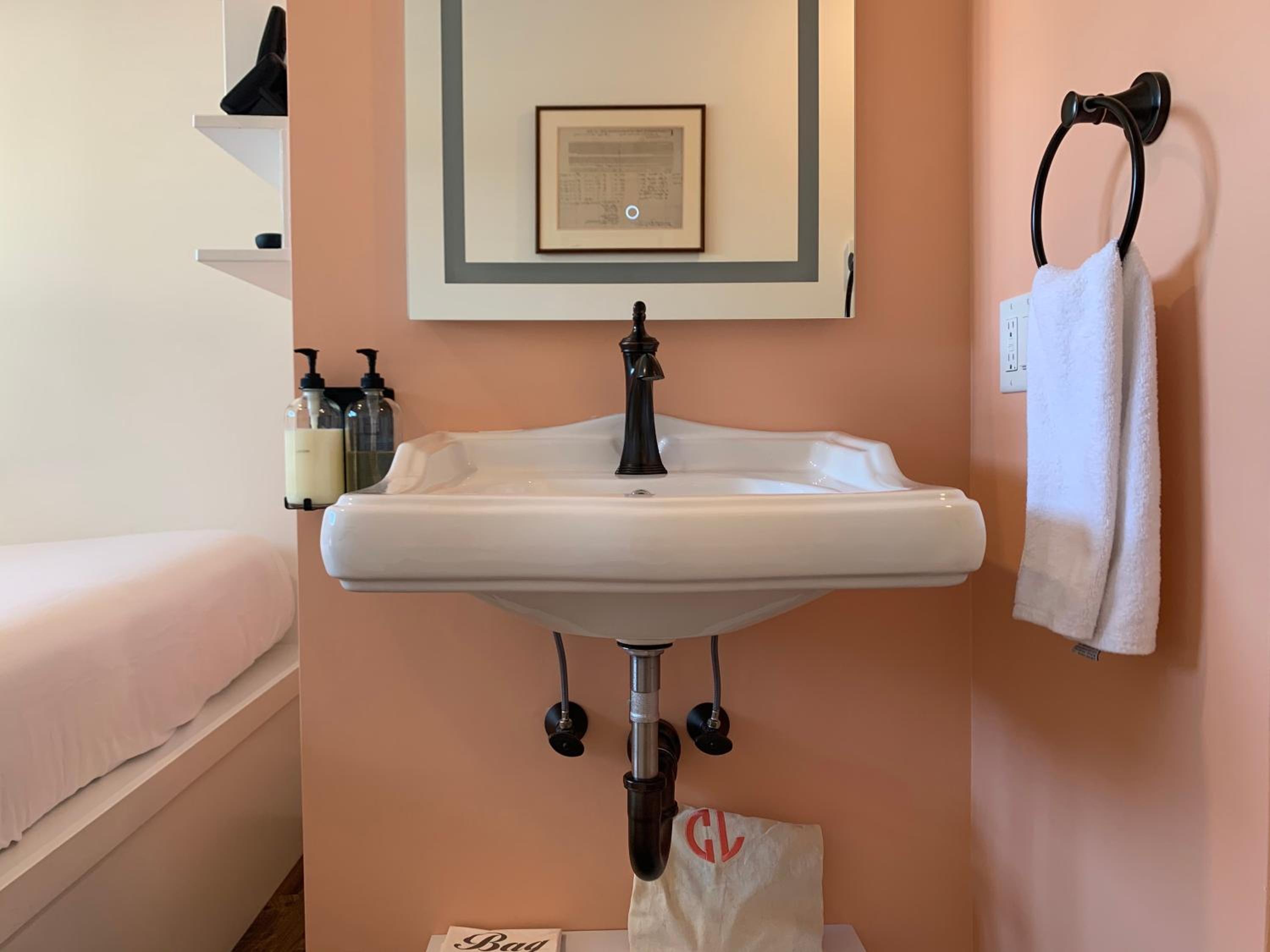 Queen Room - Disability Access - Photo 5