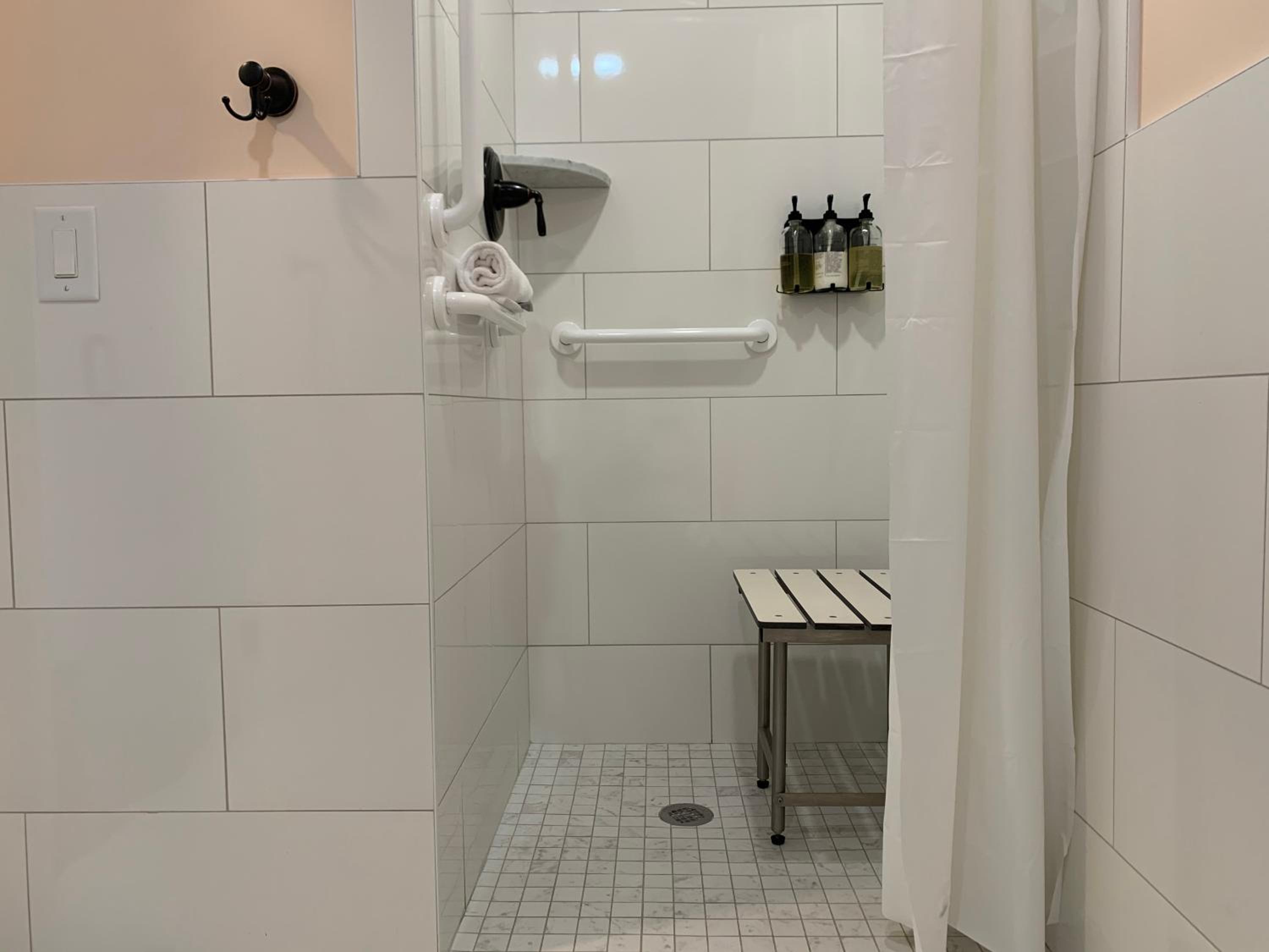 Queen Room - Disability Access - Photo 9