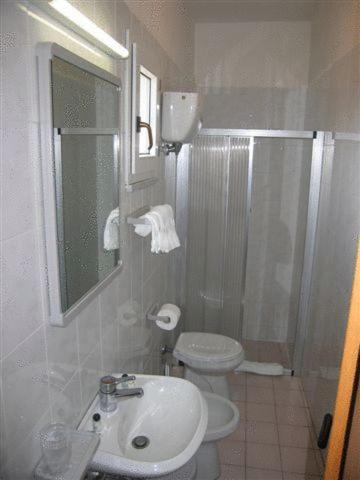 Standard Double or Twin Room - Photo 4