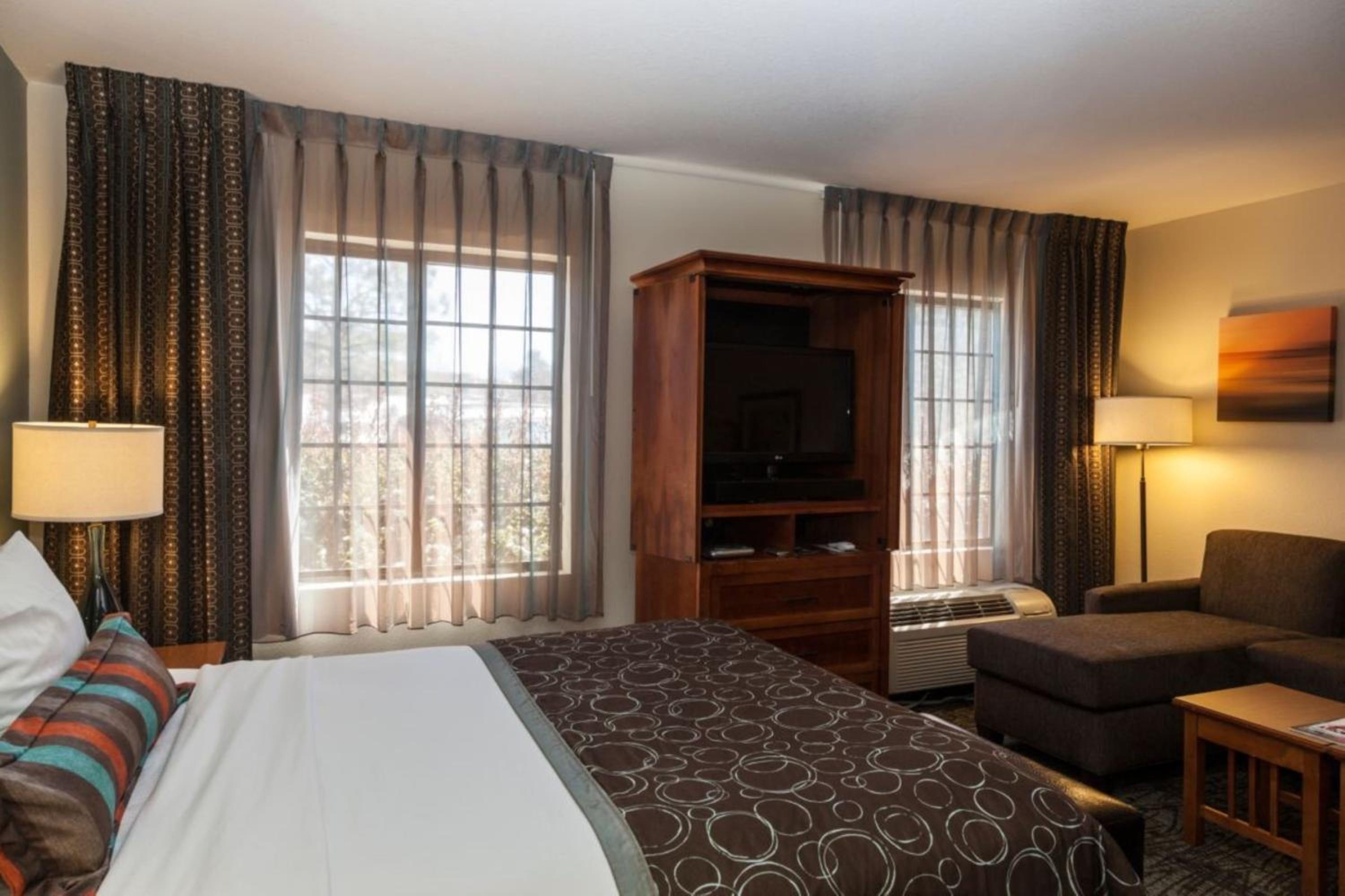 Queen Studio Suite - Photo 8
