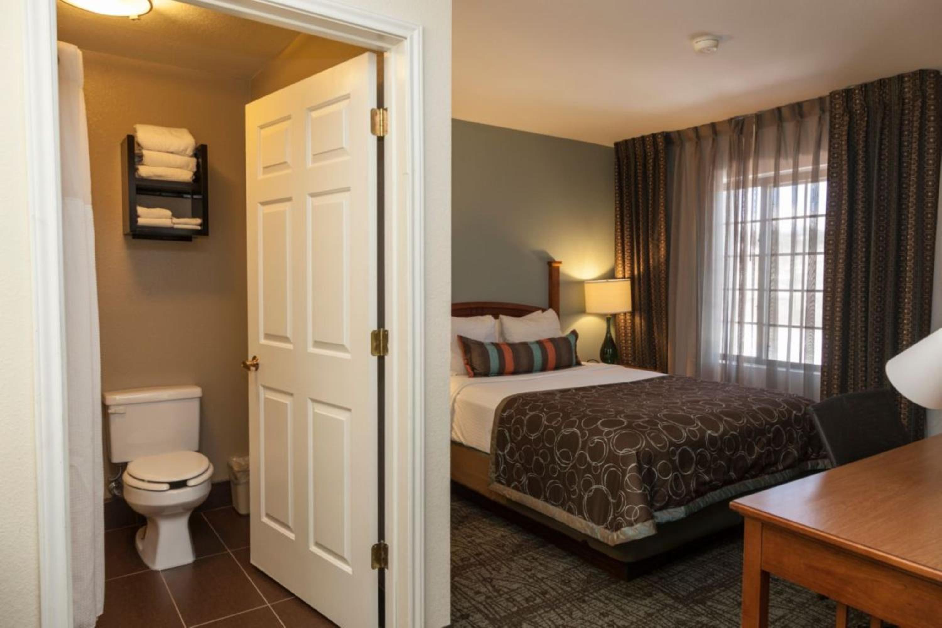 One-Bedroom Queen Suite photo 3
