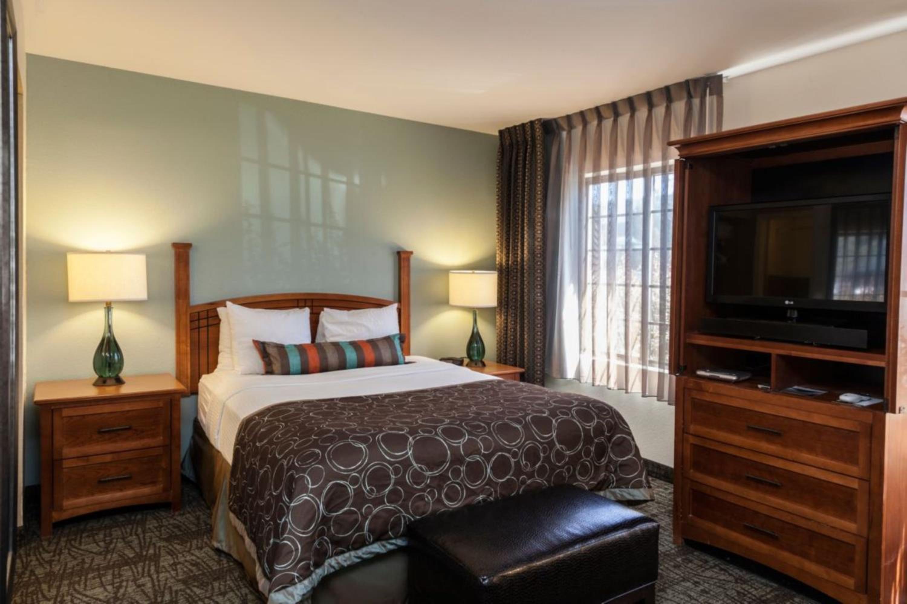 Queen Studio Suite - Photo 10