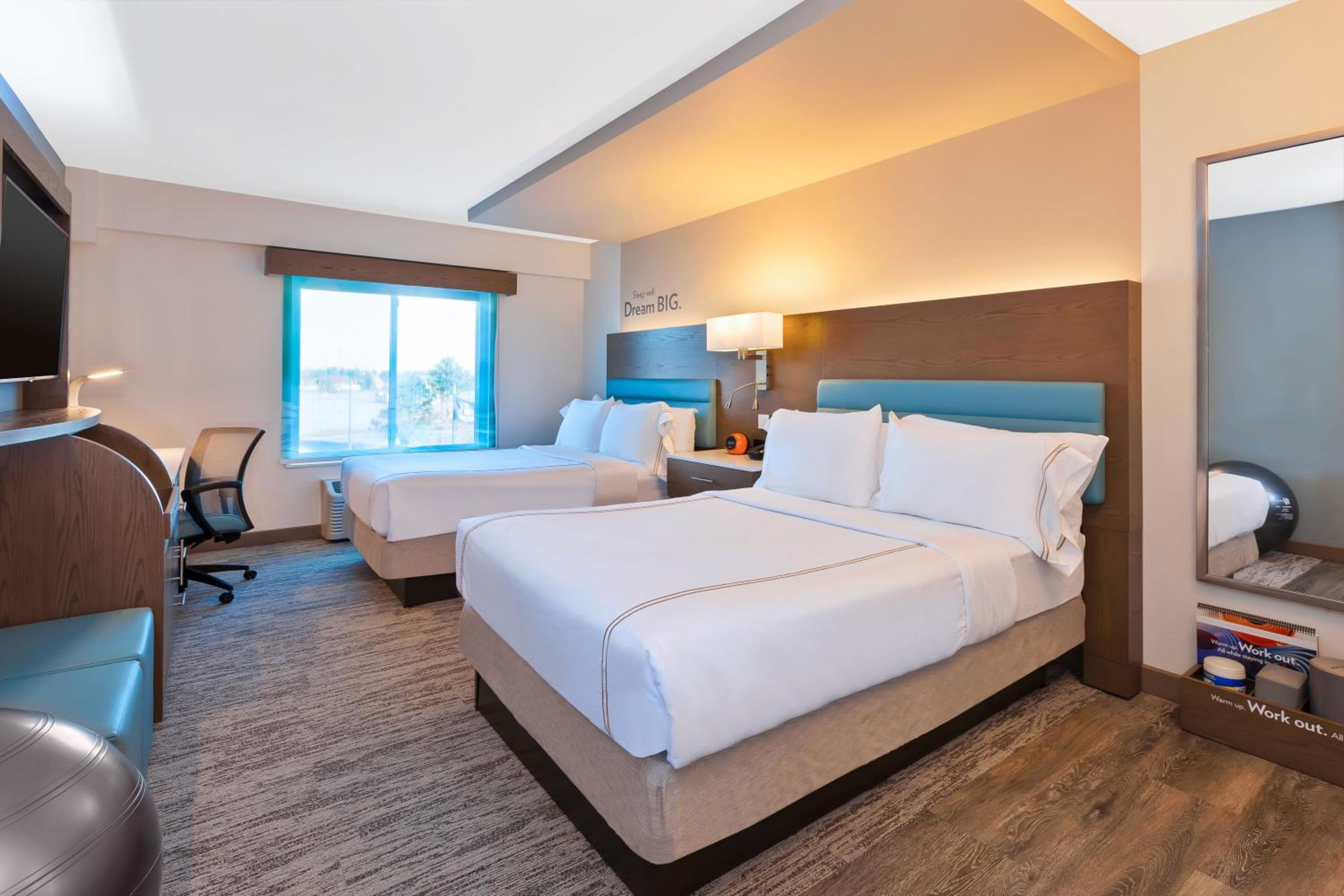 Standard Queen Room with Two Queen Beds - Photo 7