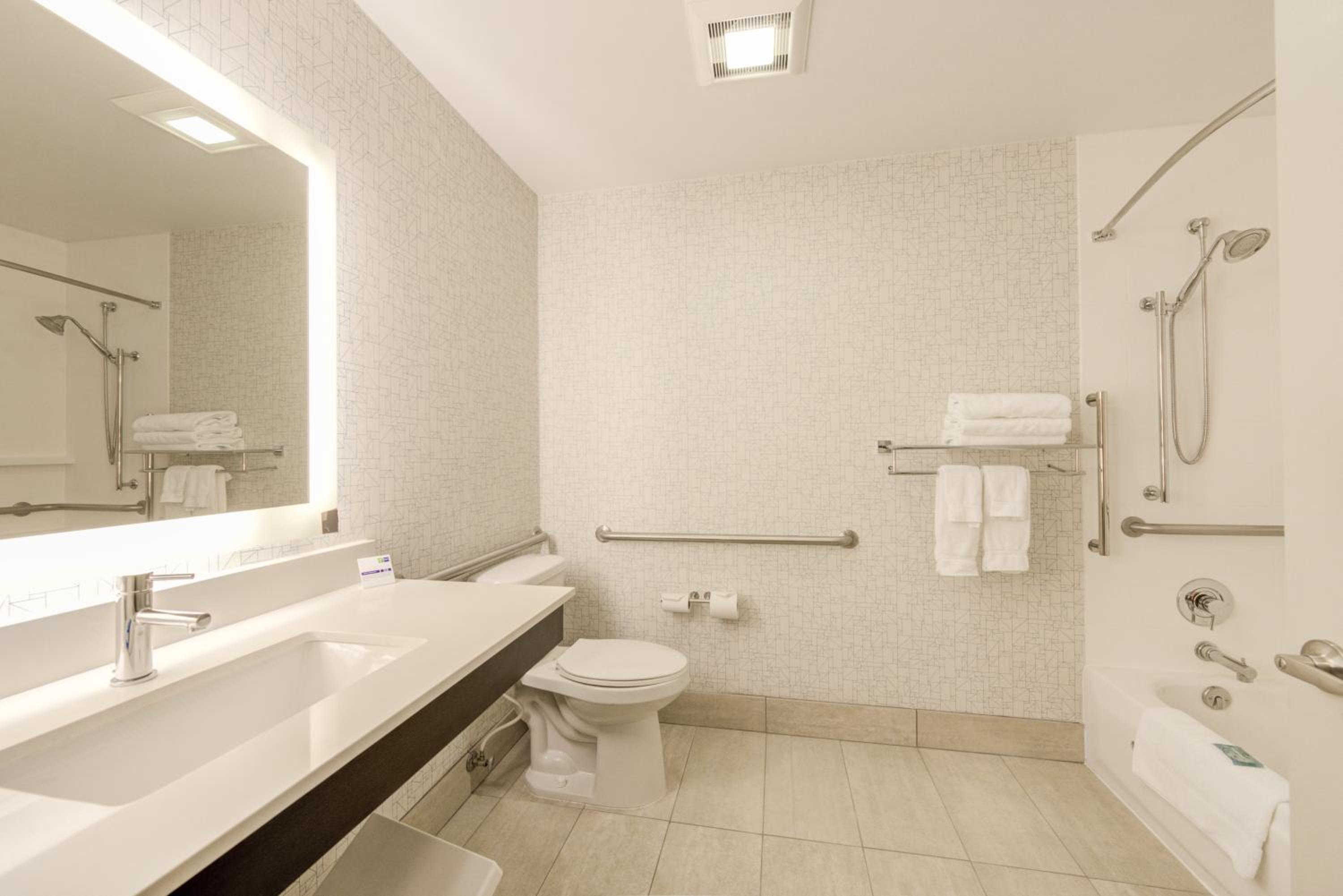 Deluxe King Room - Mobility Access Roll in Shower/Non-Smoking
