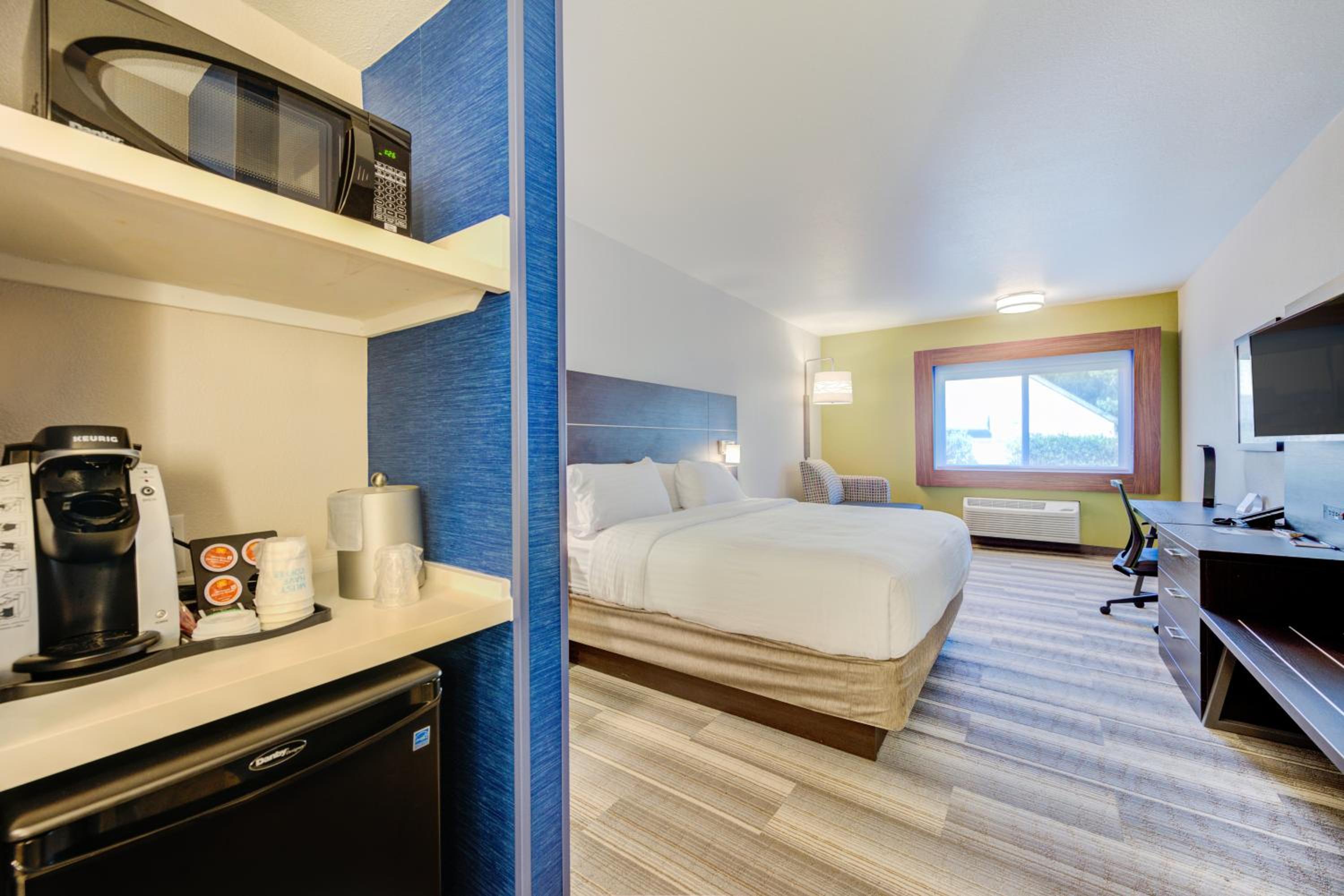 Standard King Room - Photo 10
