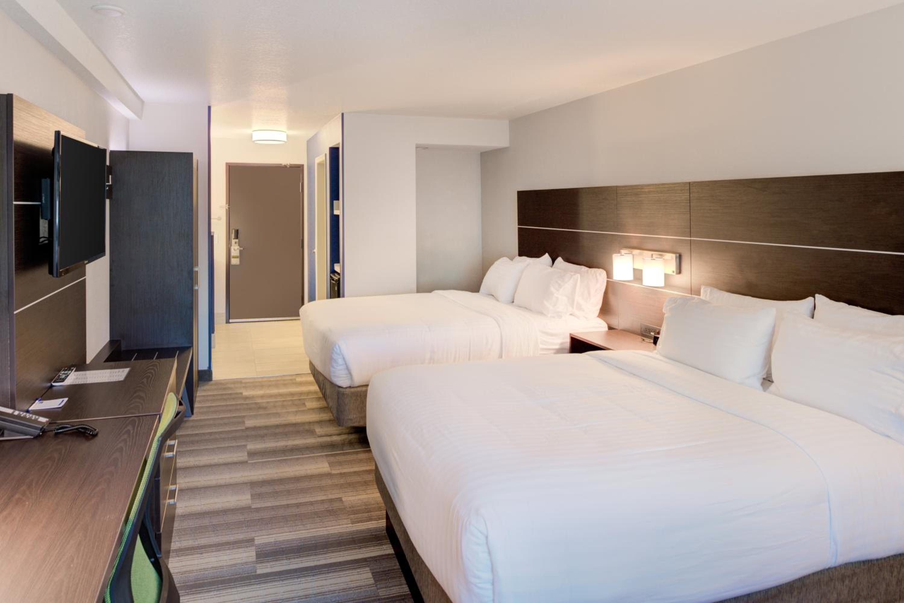 Standard Room with Two Queen Beds - Photo 3