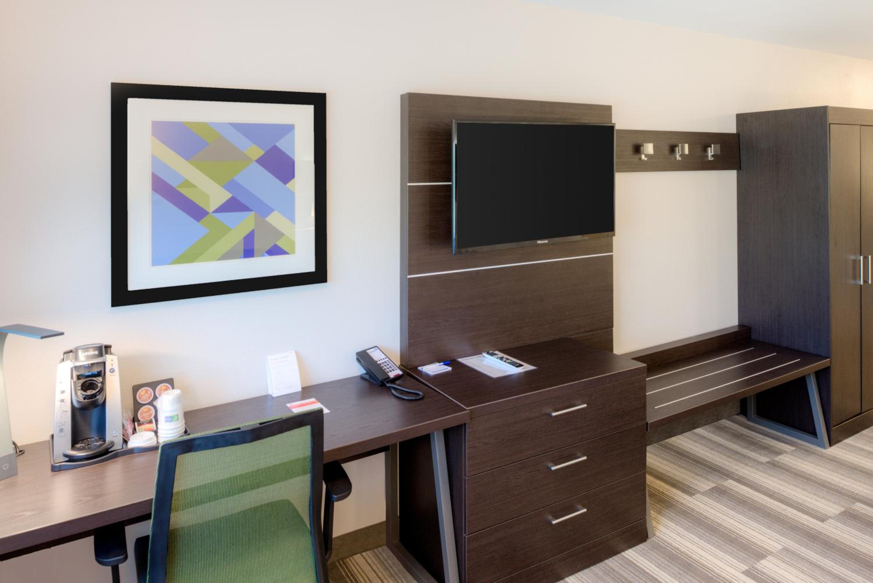 Standard King Room - Photo 8