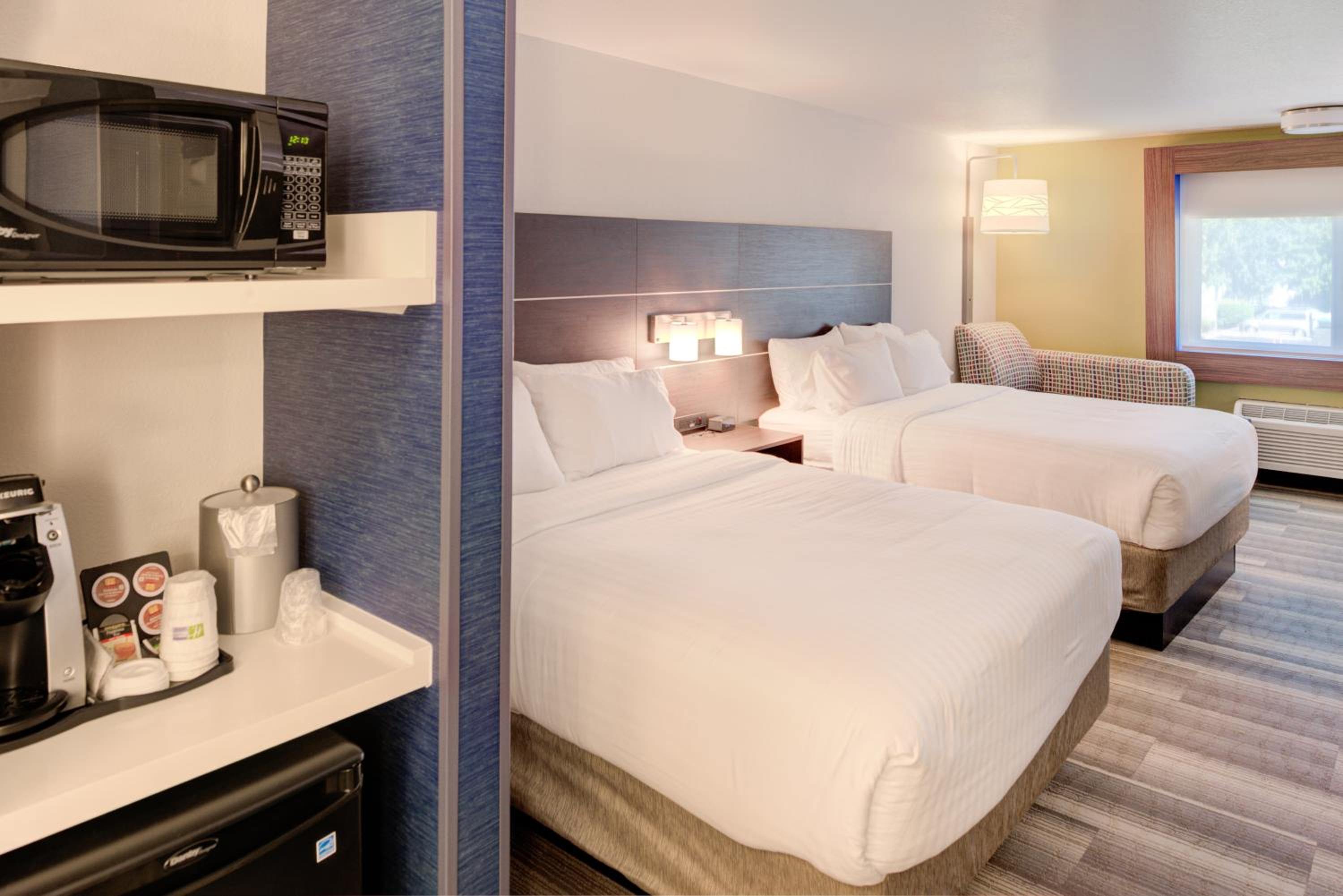 Standard Room with Two Queen Beds - Photo 4