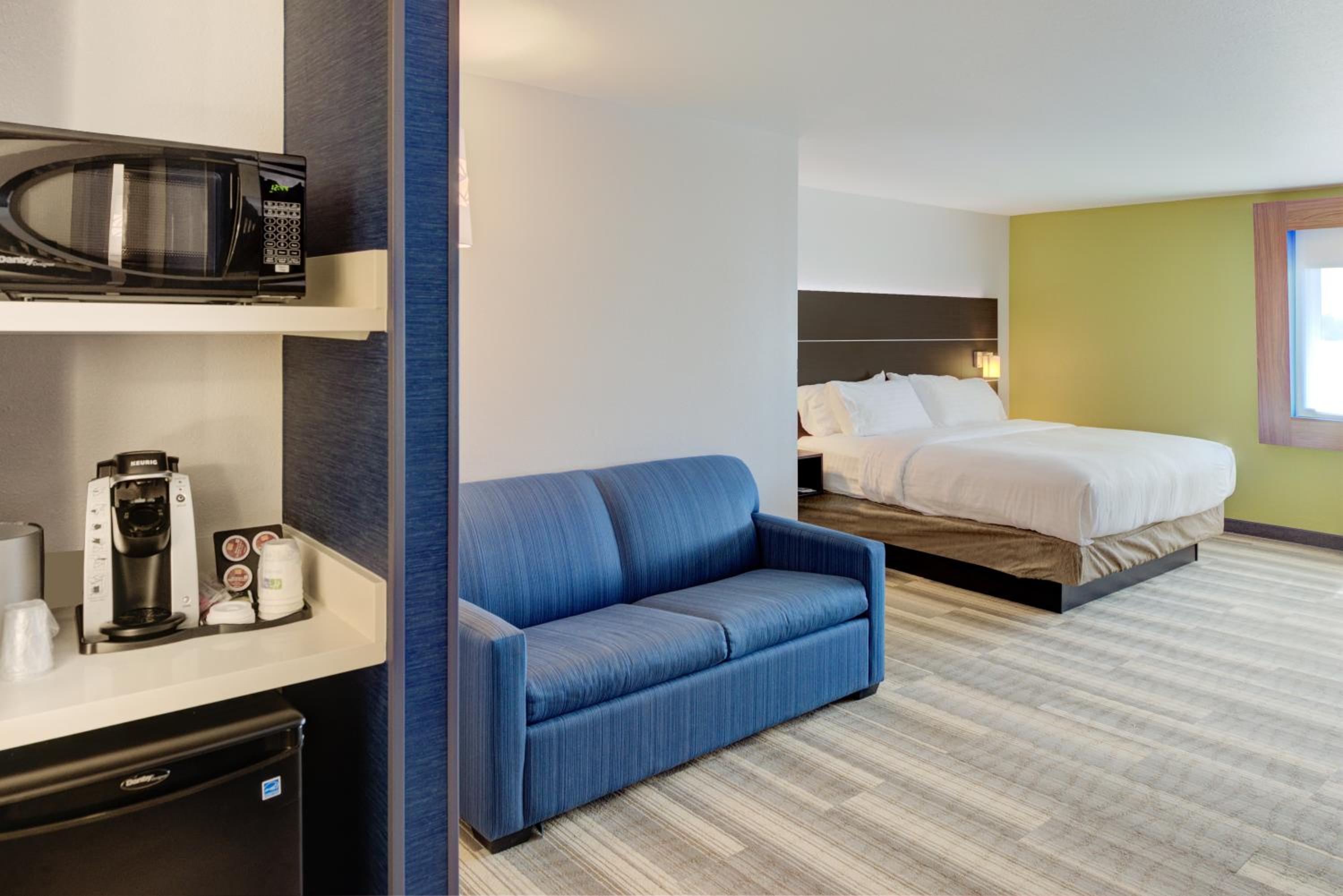 King Suite with Sofa Bed - Photo 4