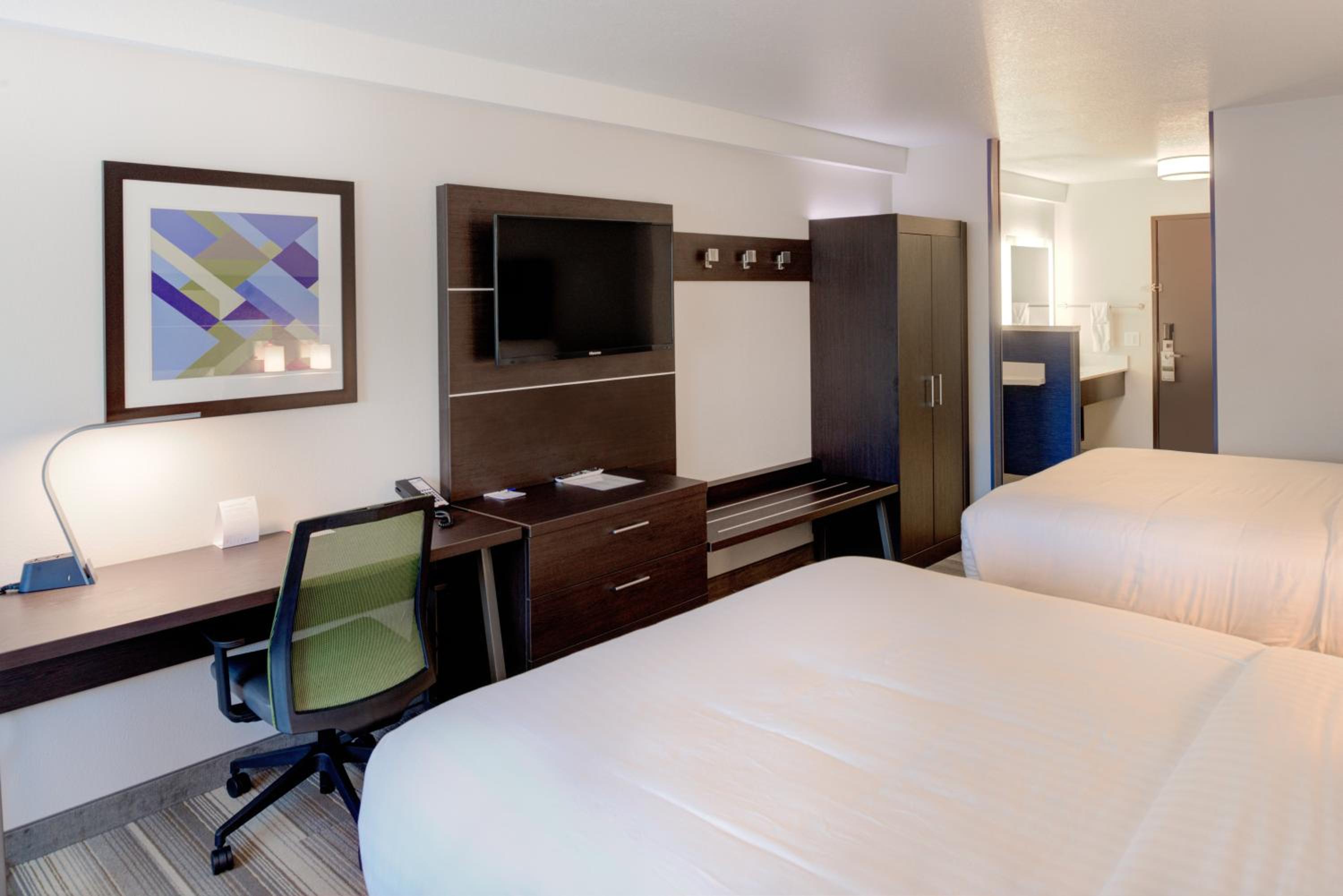 Standard Room with Two Queen Beds - Photo 5