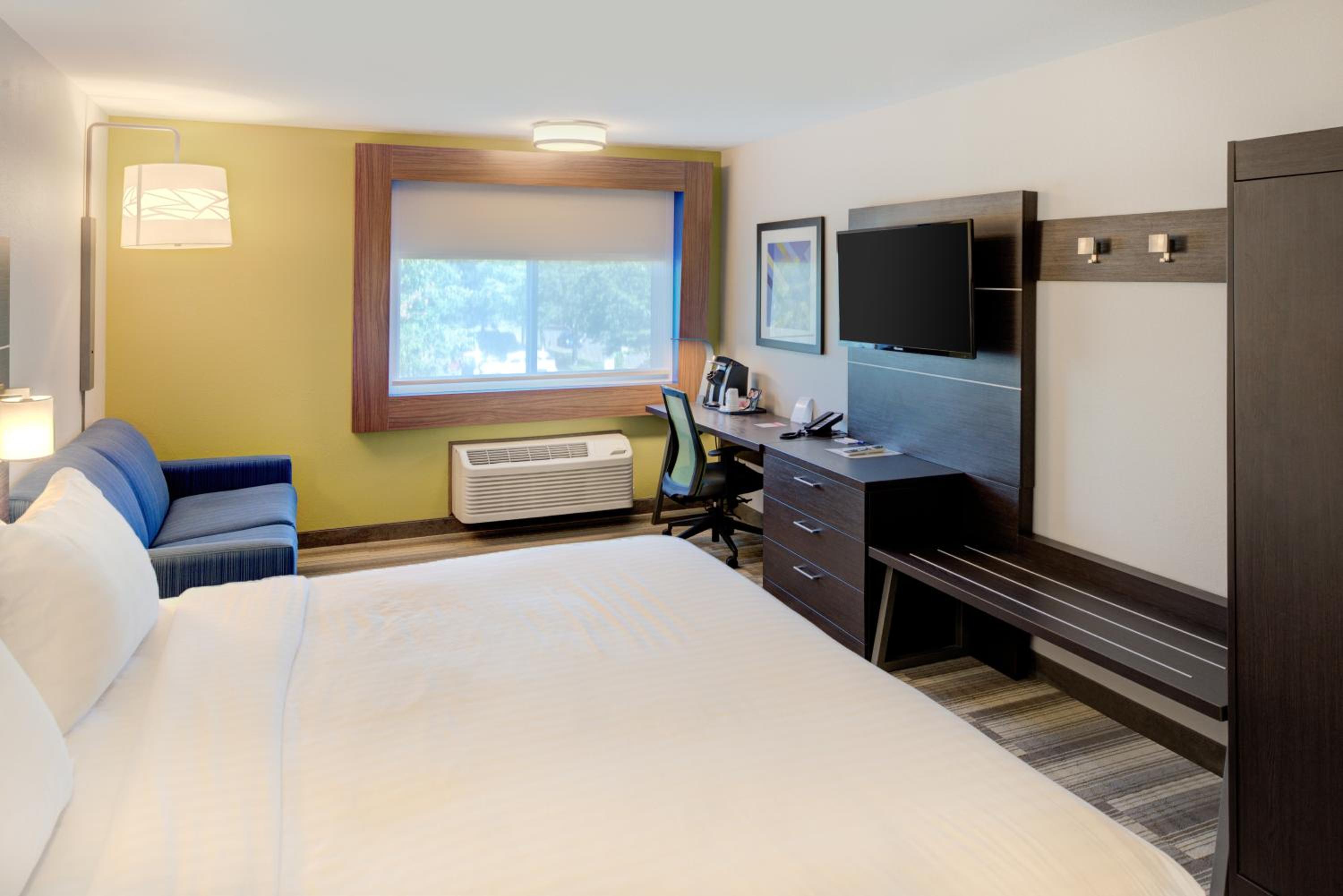 Standard King Room with Sofa bed - Mobility Accessible - Photo 1