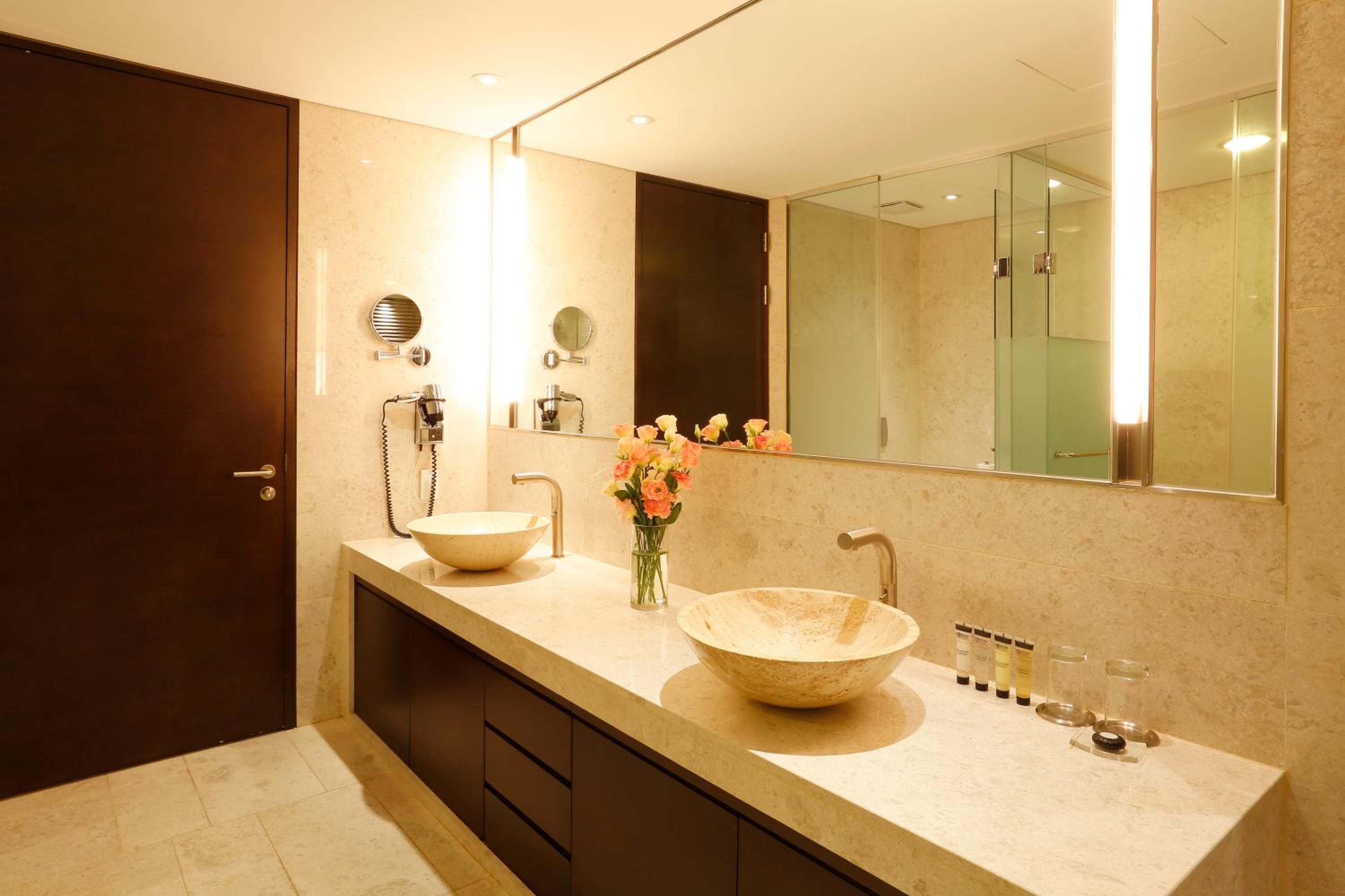 Residential Suite Room - Photo 2