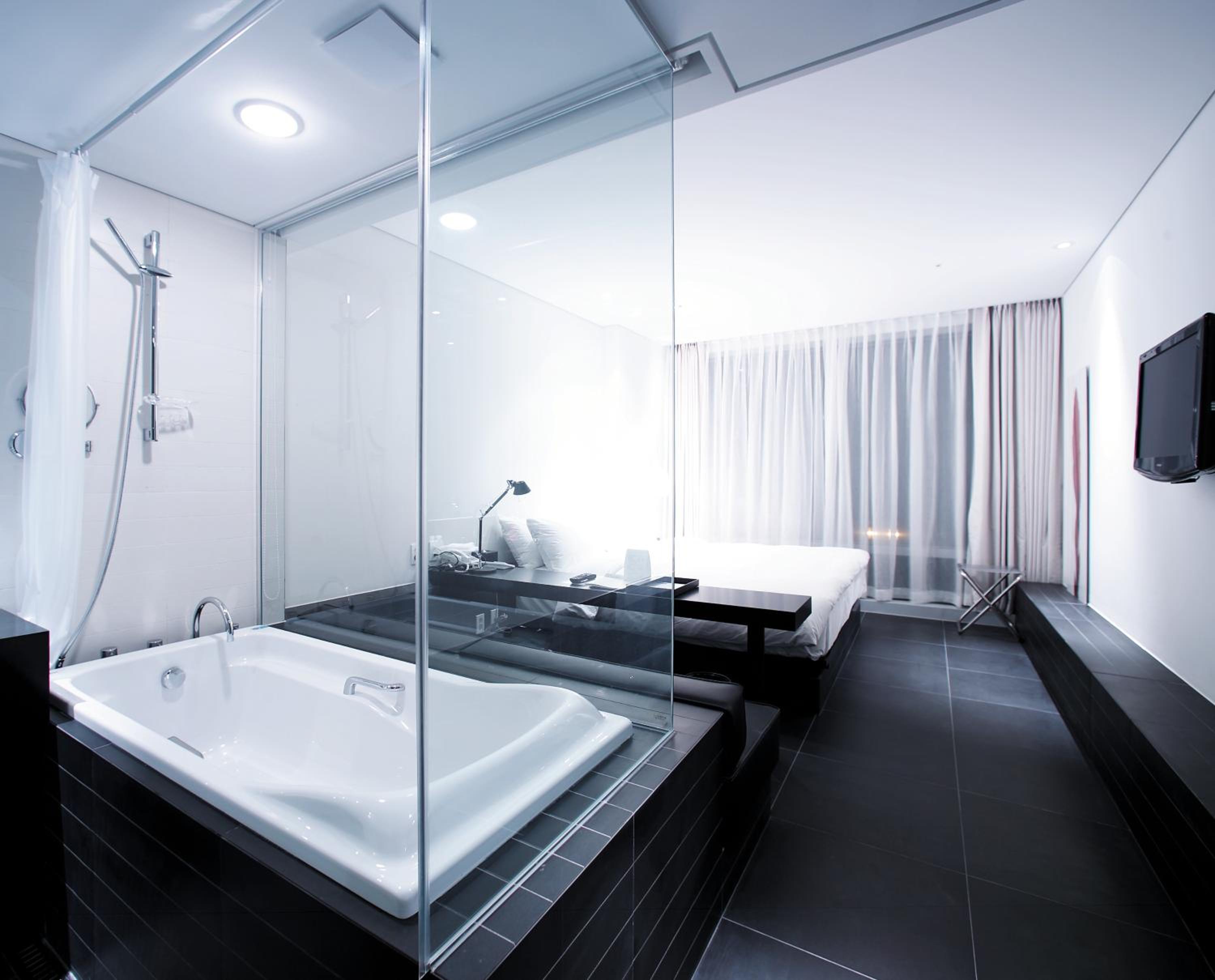 Deluxe King Room - Photo 9