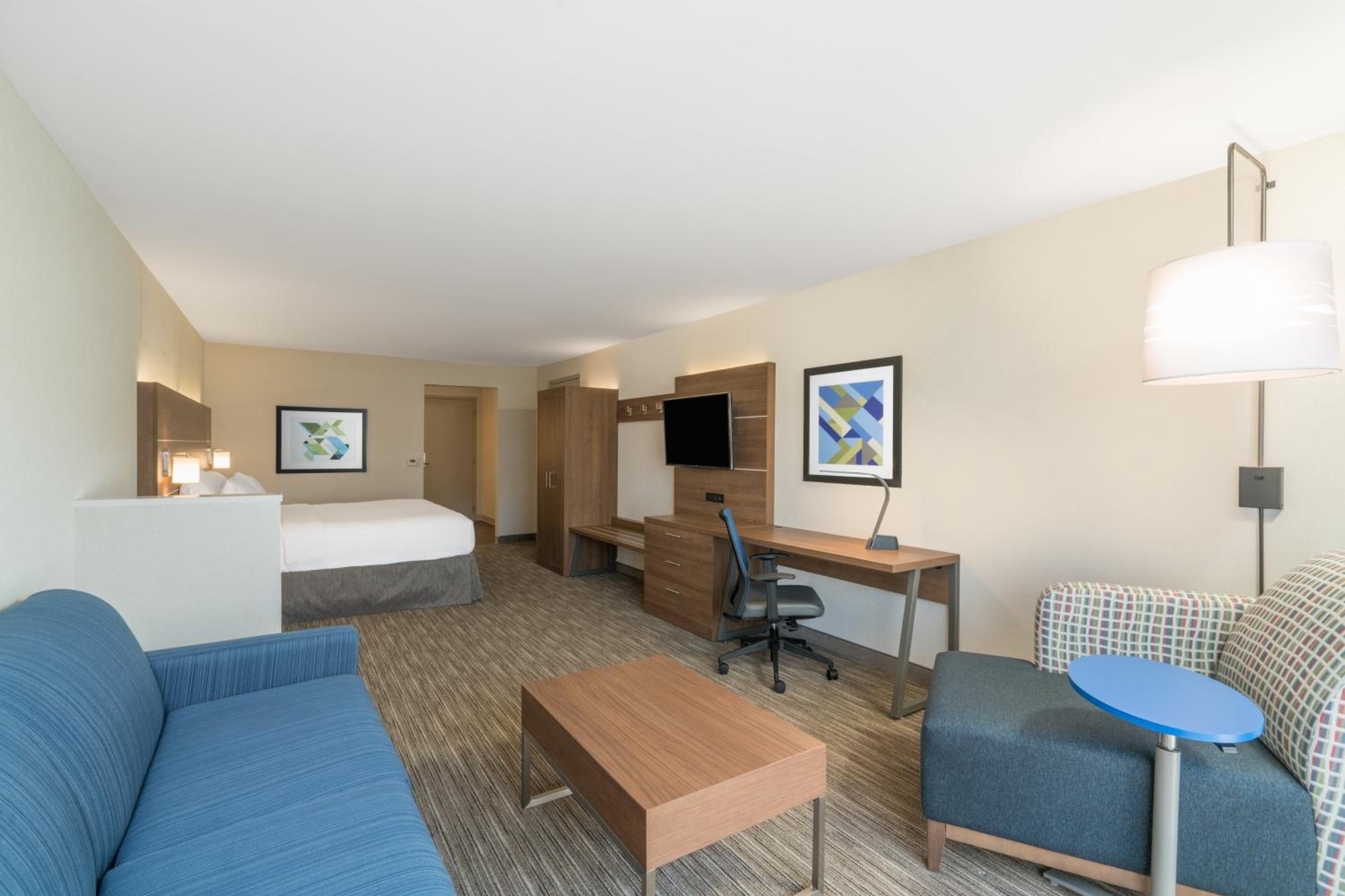 King Suite with Sofa Bed - Non-Smoking - Photo 5
