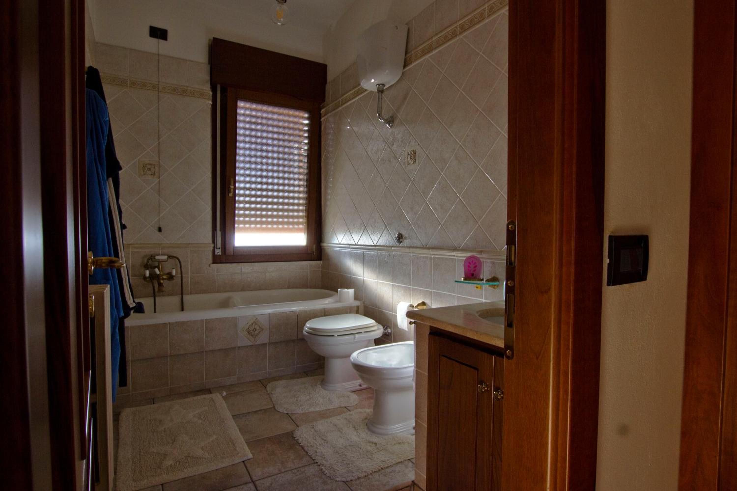 Single Room with Private Bathroom photo 2