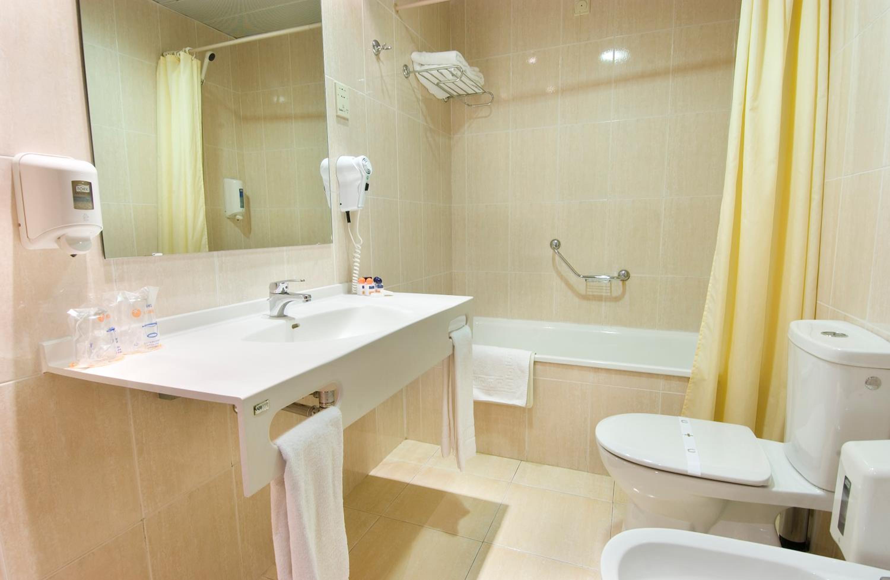 Double or Twin Room with Extra Bed - Photo 4