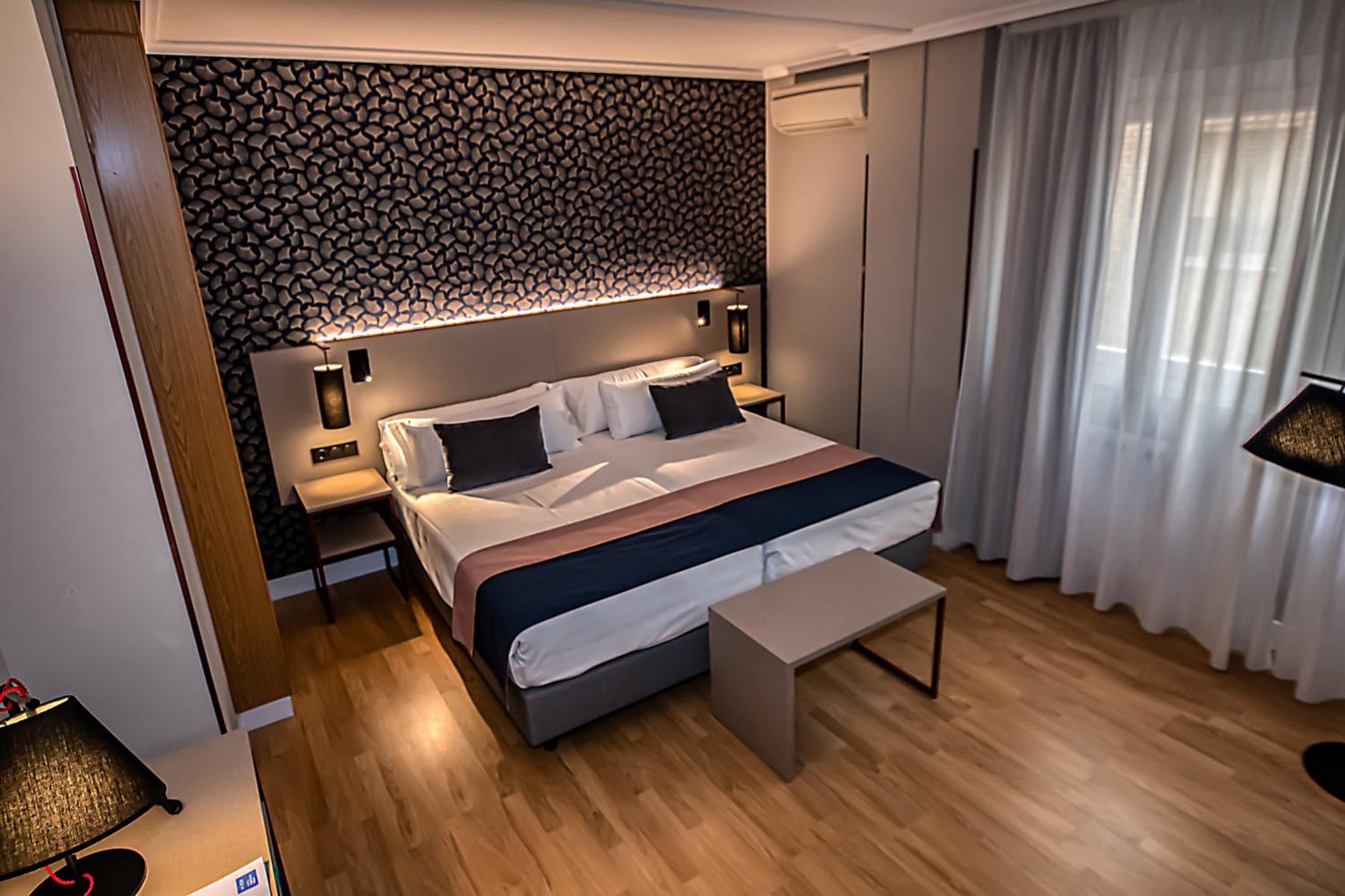 Double or Twin Room - Photo 9