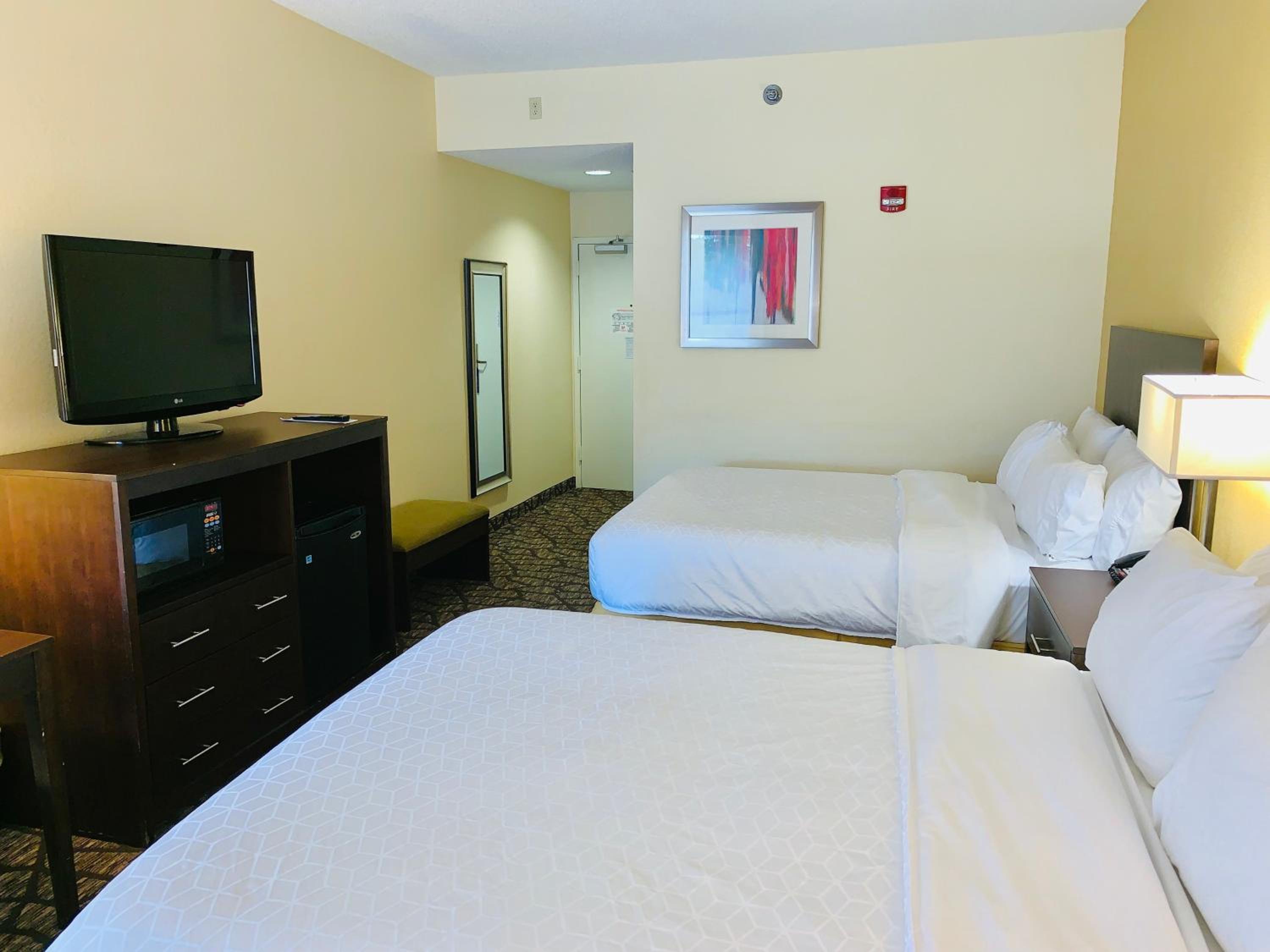 Standard Room with Two Queen Beds - Photo 1