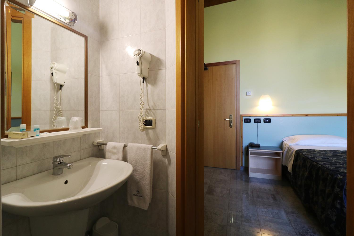 Twin Room with Balcony - Photo 3