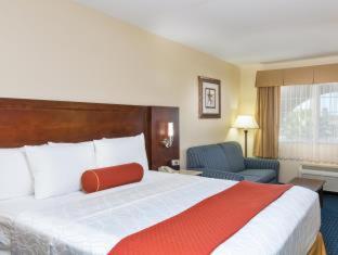 King Room - Mobility Accessible with Bathtub photo 2