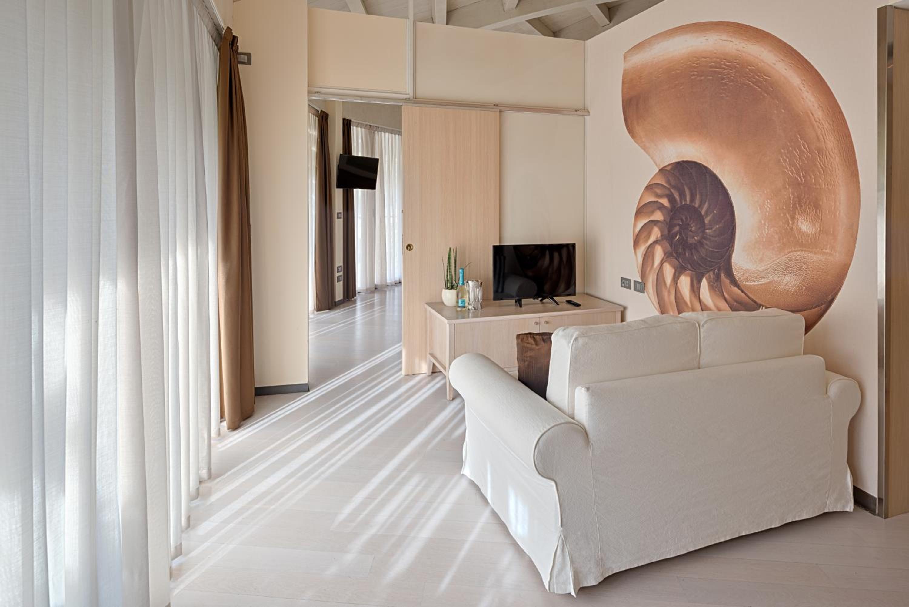 Suite with Balcony - Photo 2