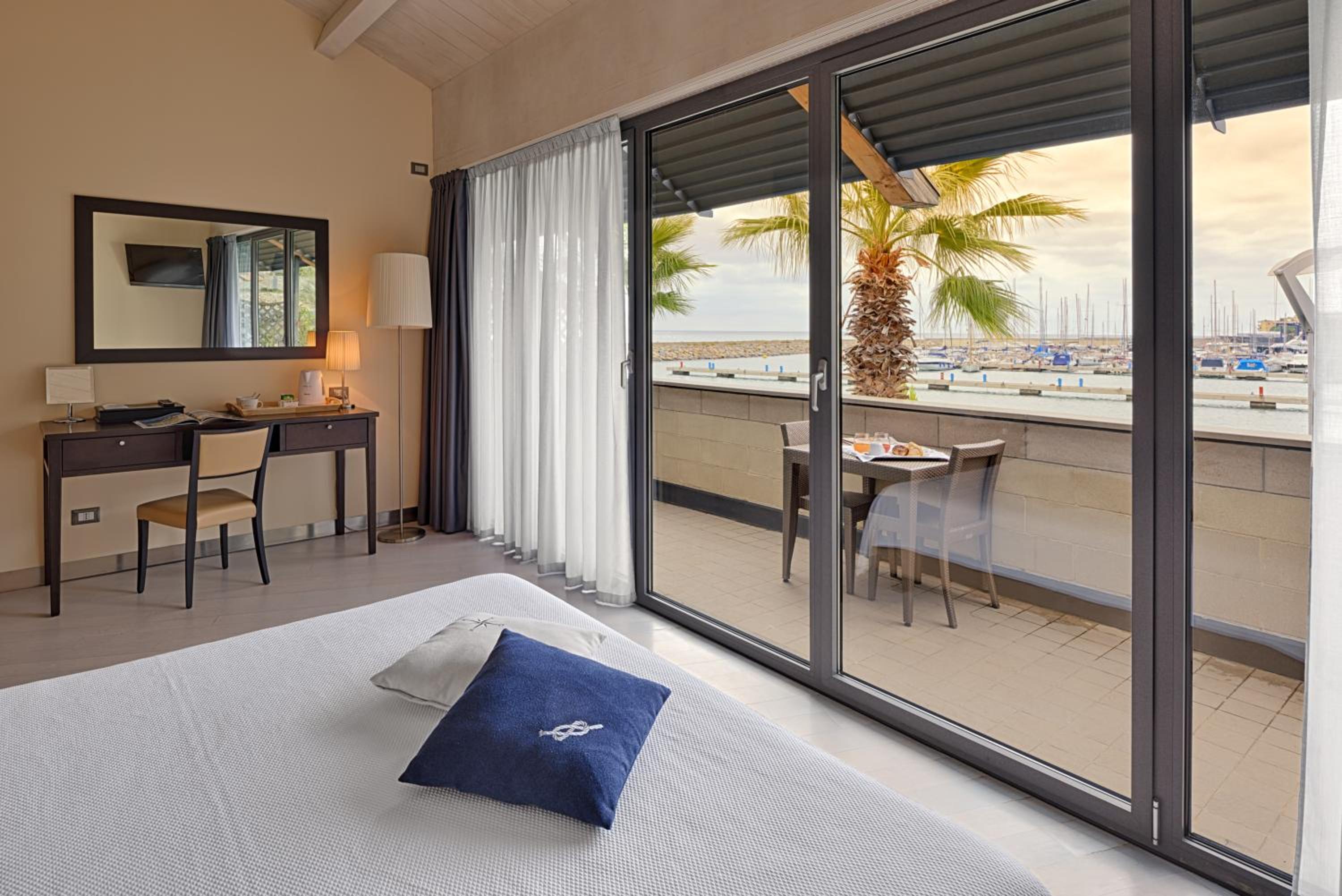 Deluxe Double Room with Sea View - Photo 3