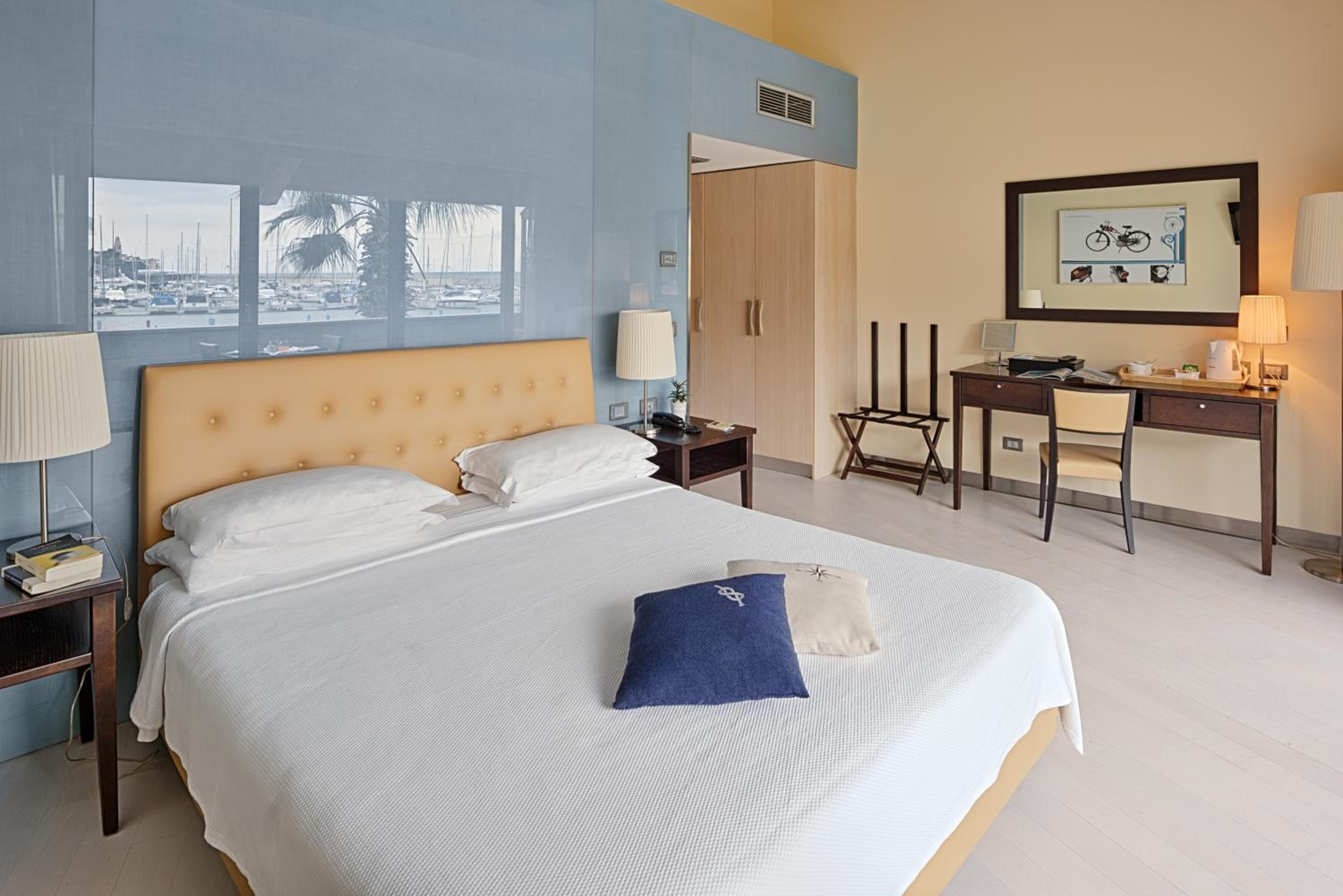 Deluxe Double Room with Sea View - Photo 5