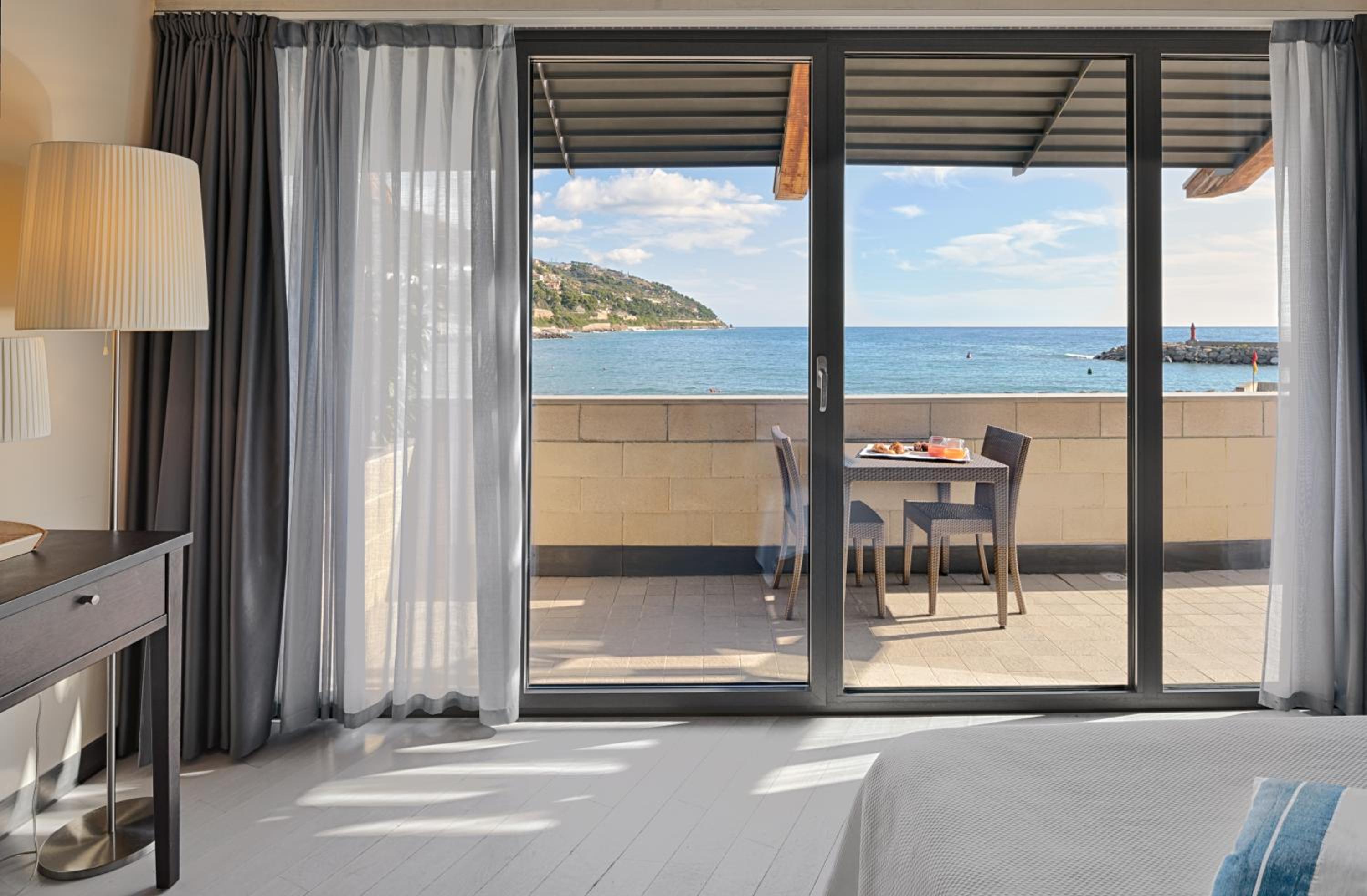 Deluxe Double Room with Sea View - Photo 4