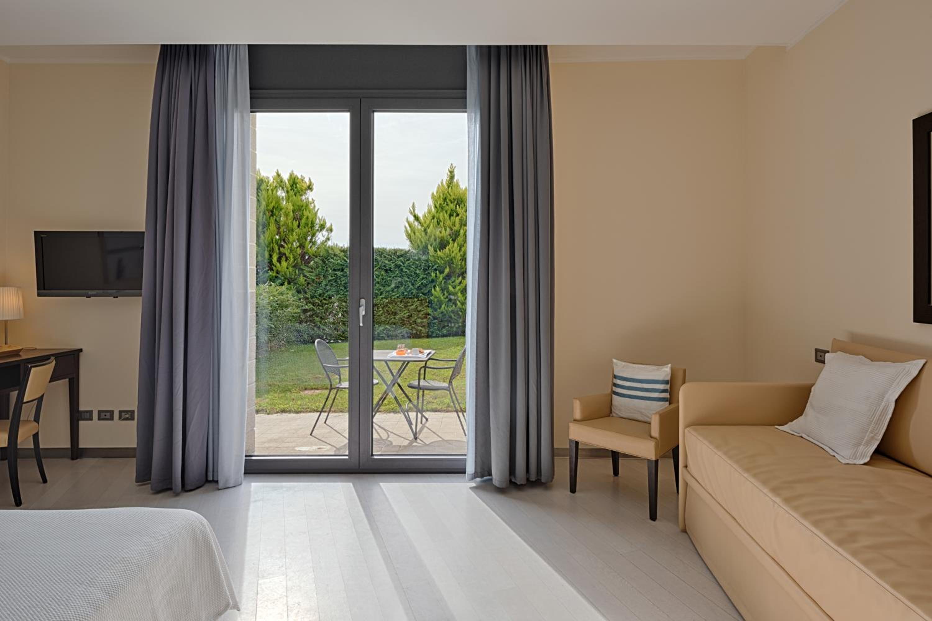 Deluxe Room - Photo 1