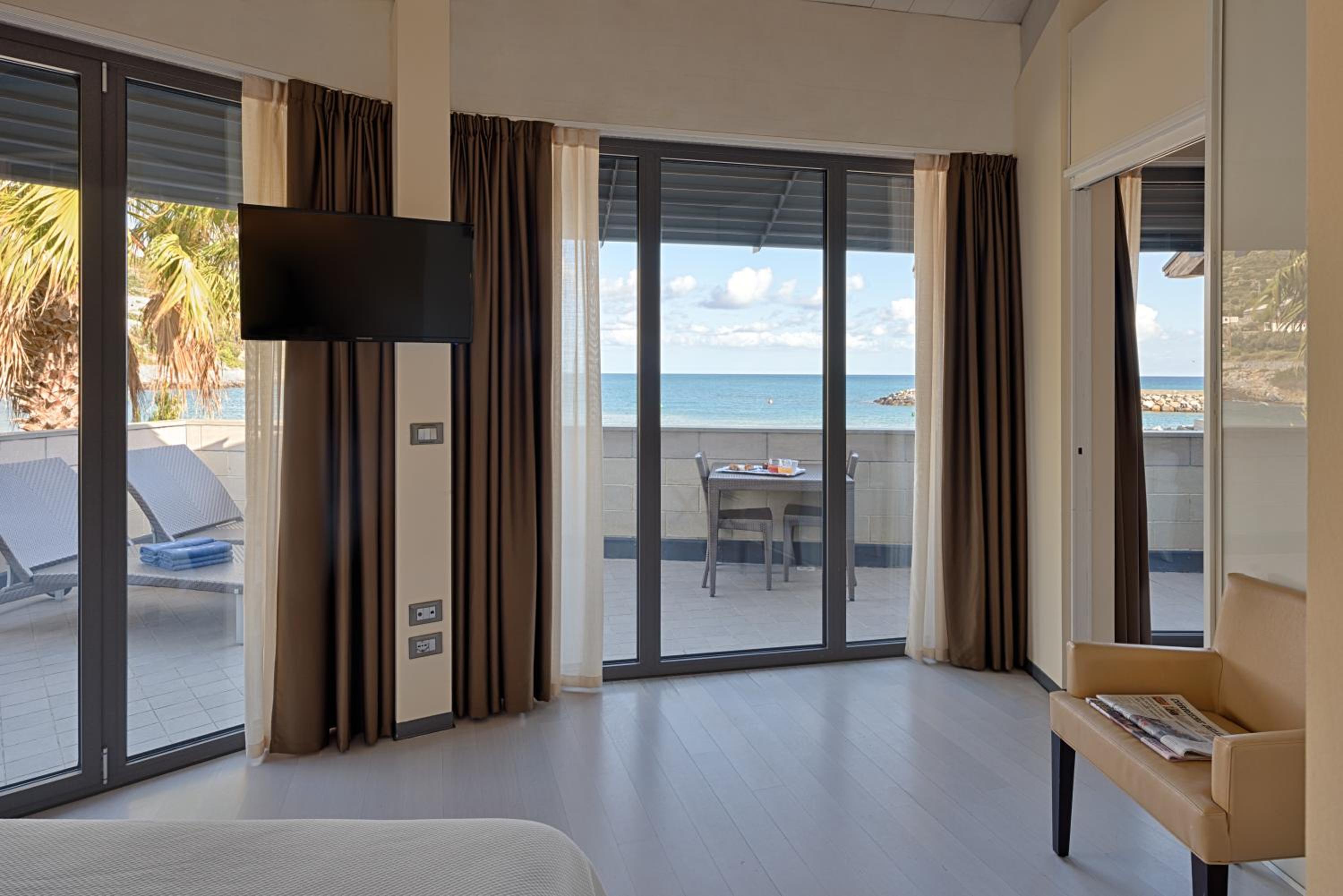 Suite with Sea View - Photo 3