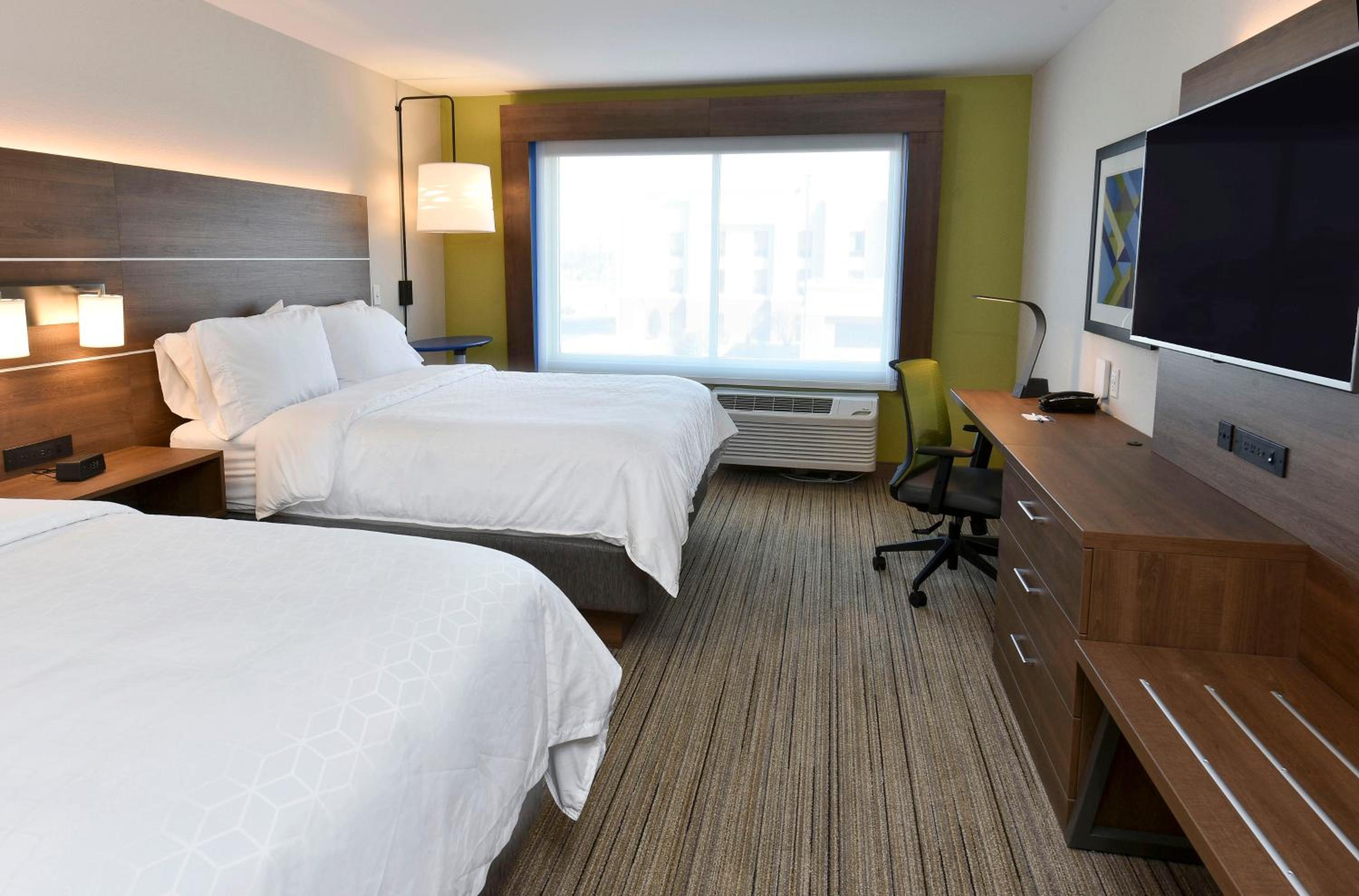 Standard Queen Room with Two Queen Beds - Photo 4
