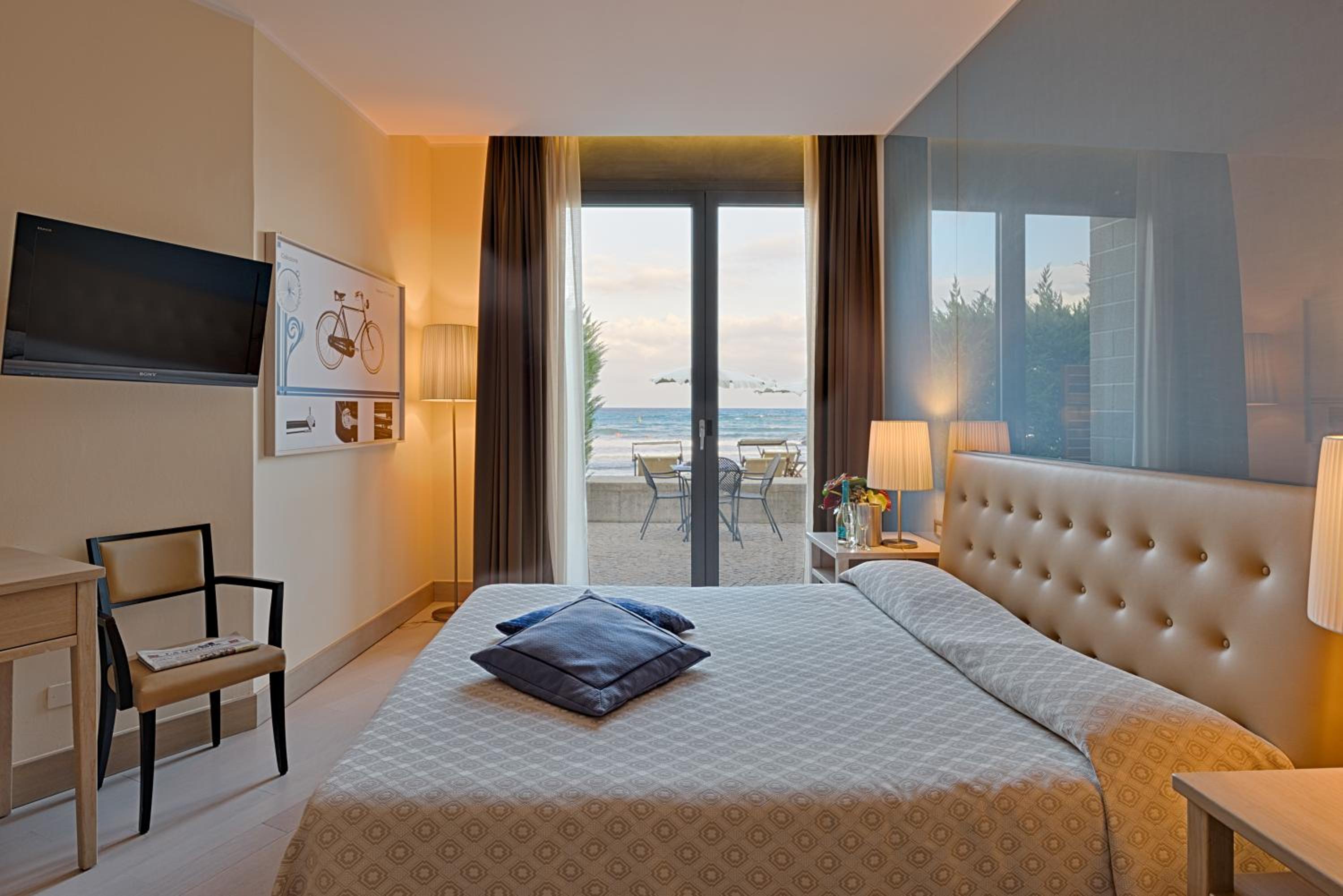 Corner Deluxe Double Room with Private Garden with Sea View - Photo 3