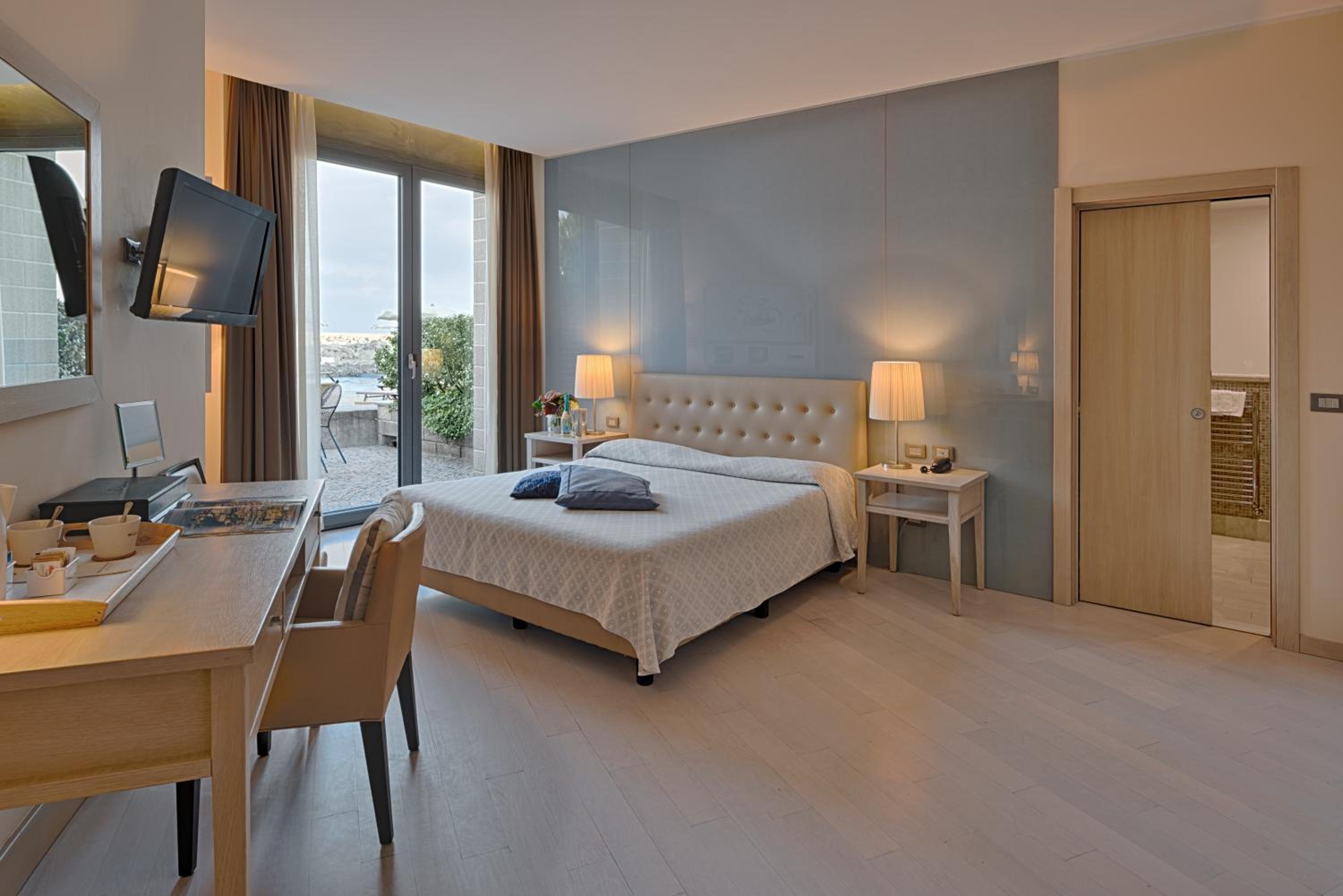 Corner Deluxe Double Room with Private Garden with Sea View - Photo 1