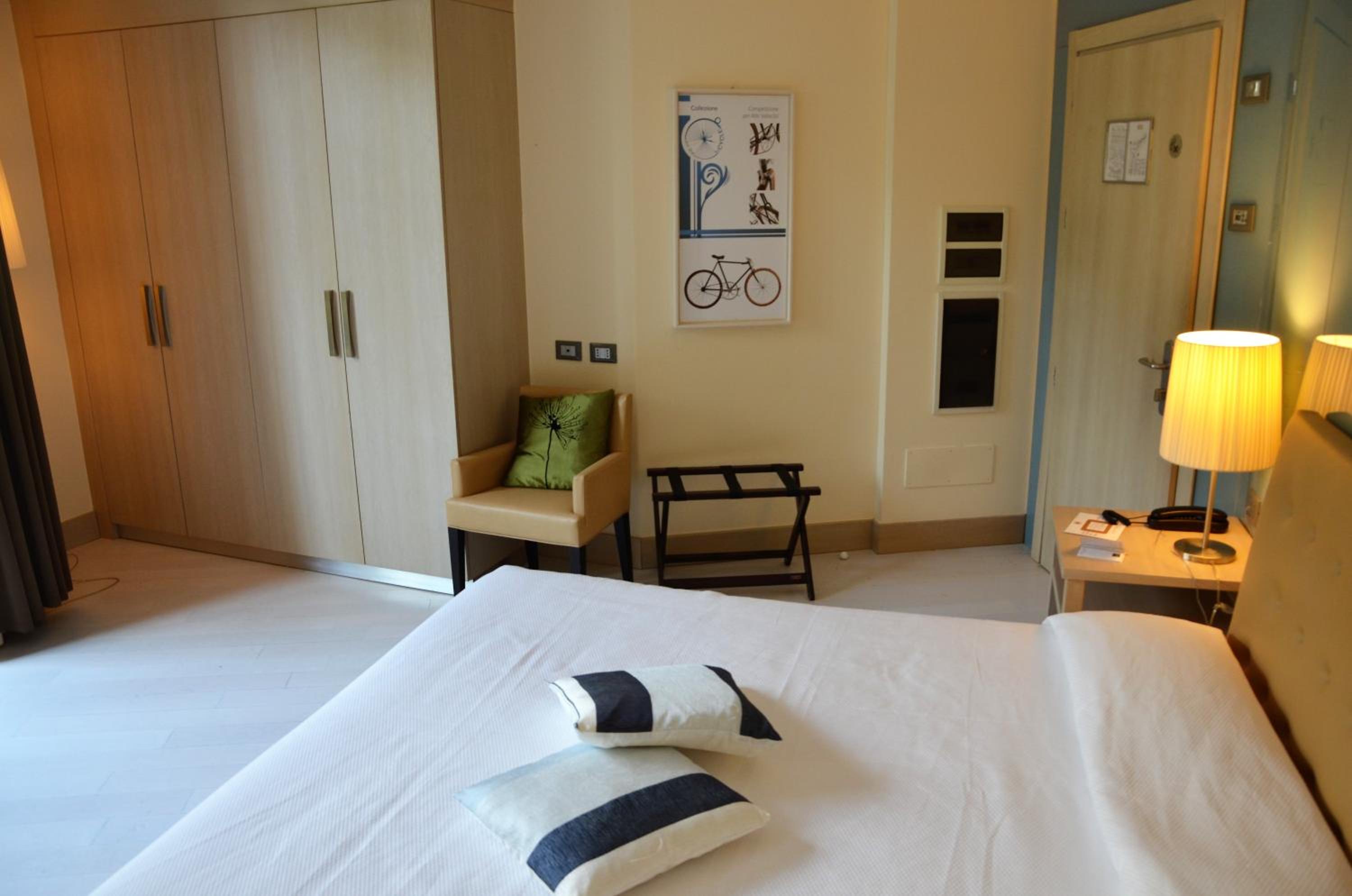 Corner Deluxe Double or Twin Room with Private Garden - Photo 4