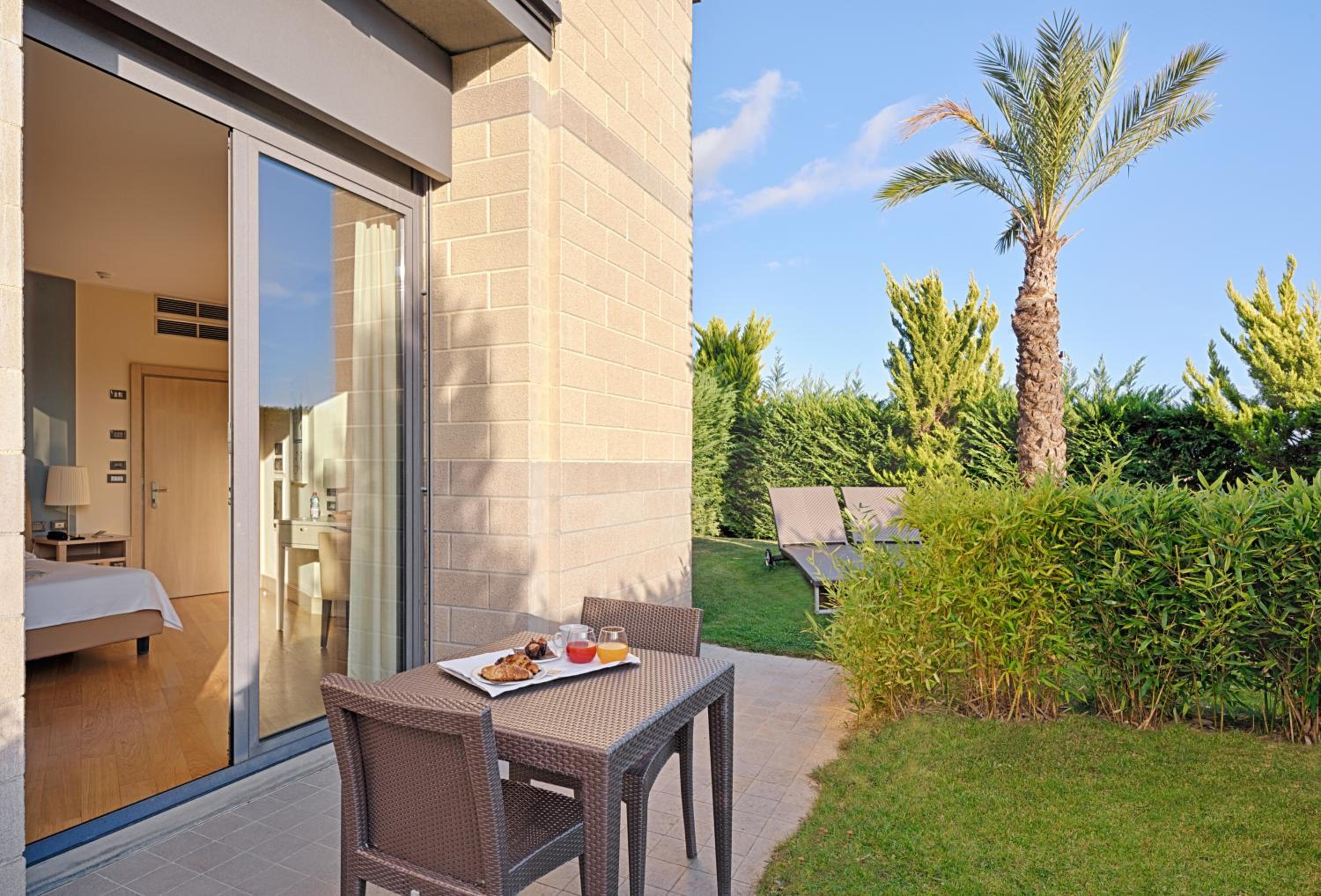 Corner Deluxe Double or Twin Room with Private Garden - Photo 3