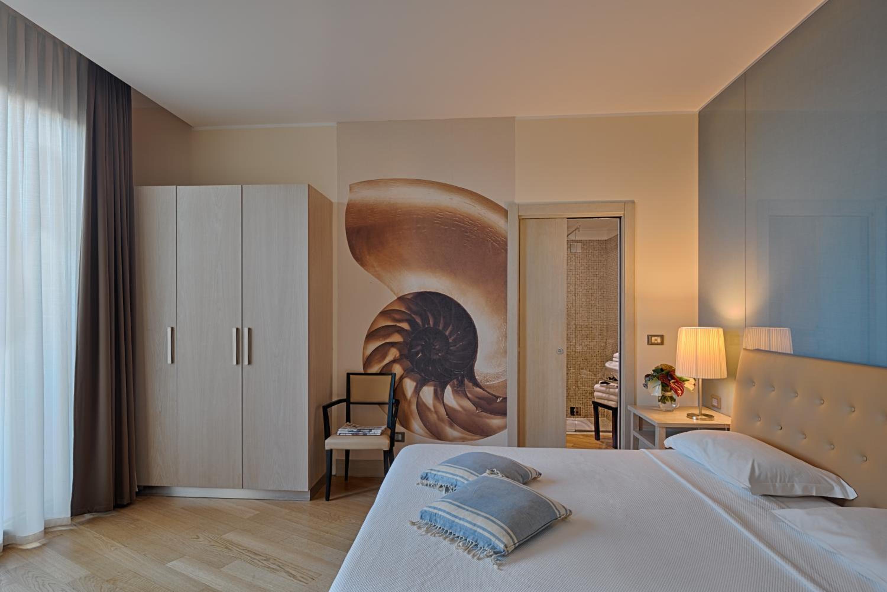 Corner Deluxe Double or Twin Room with Private Garden - Photo 1