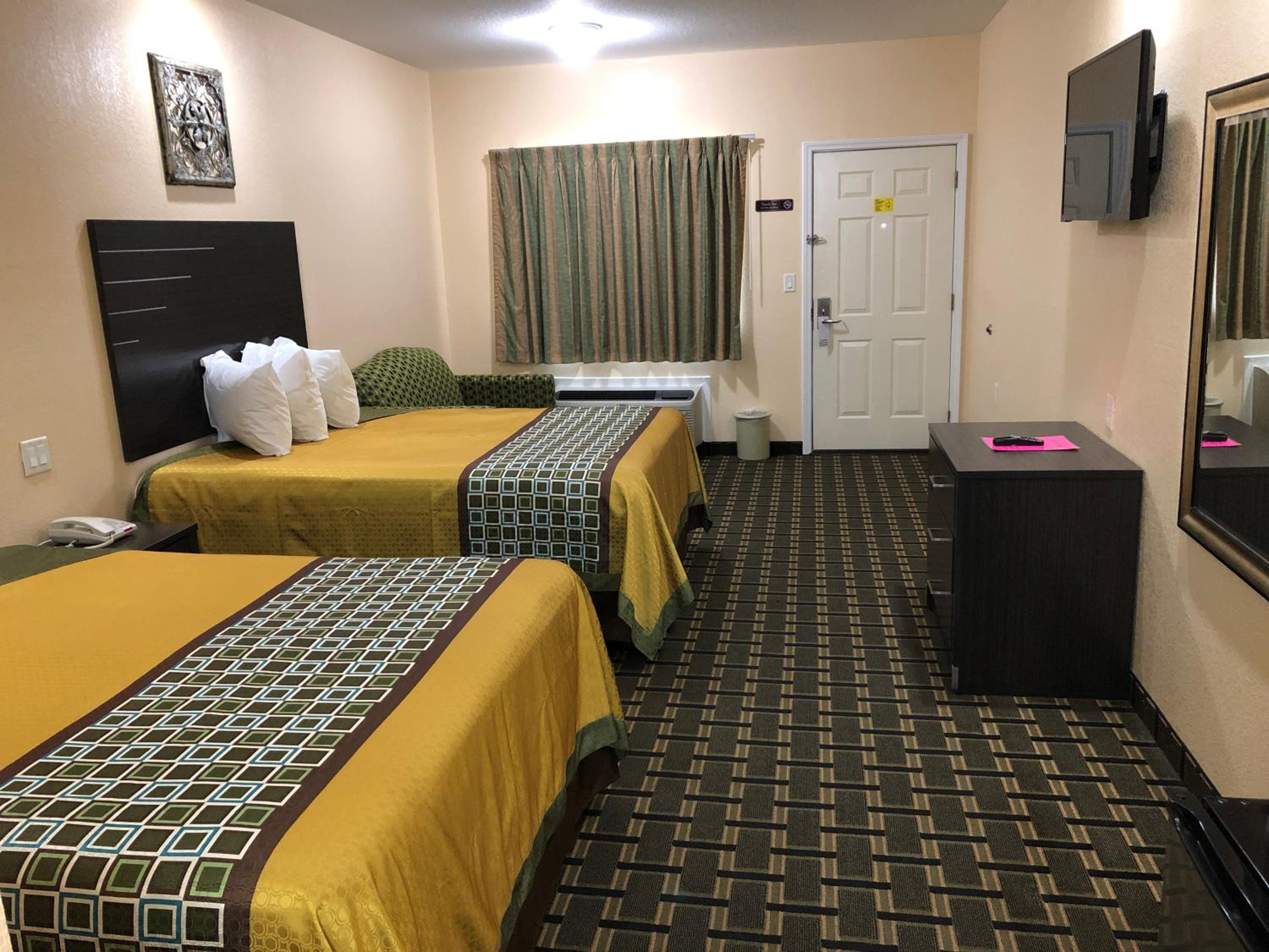 Queen Room with Two Queen Beds photo 3