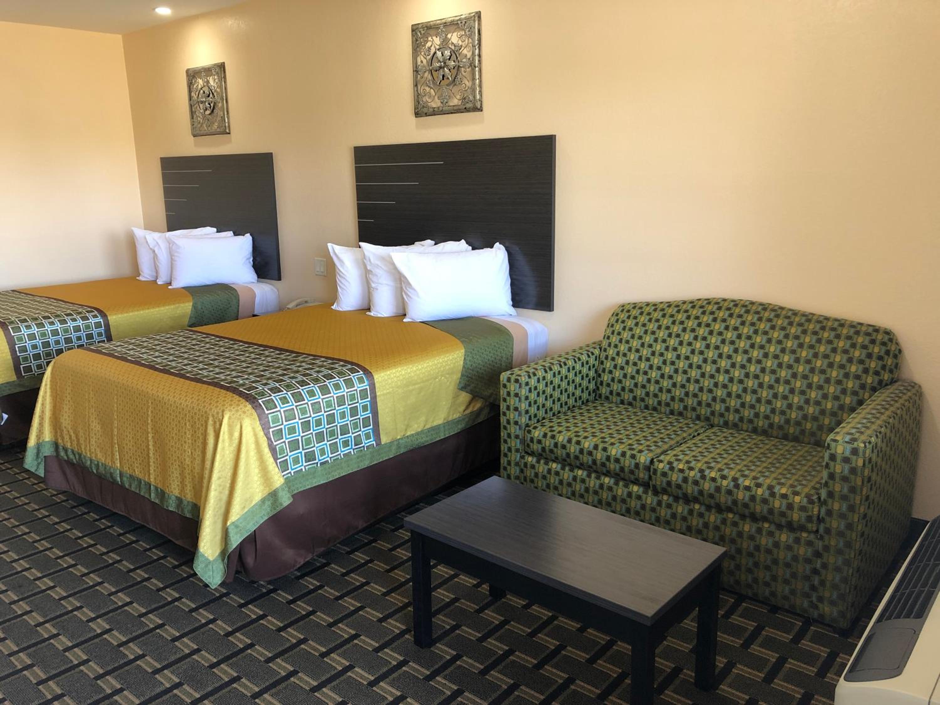 Queen Room with Two Queen Beds photo 1