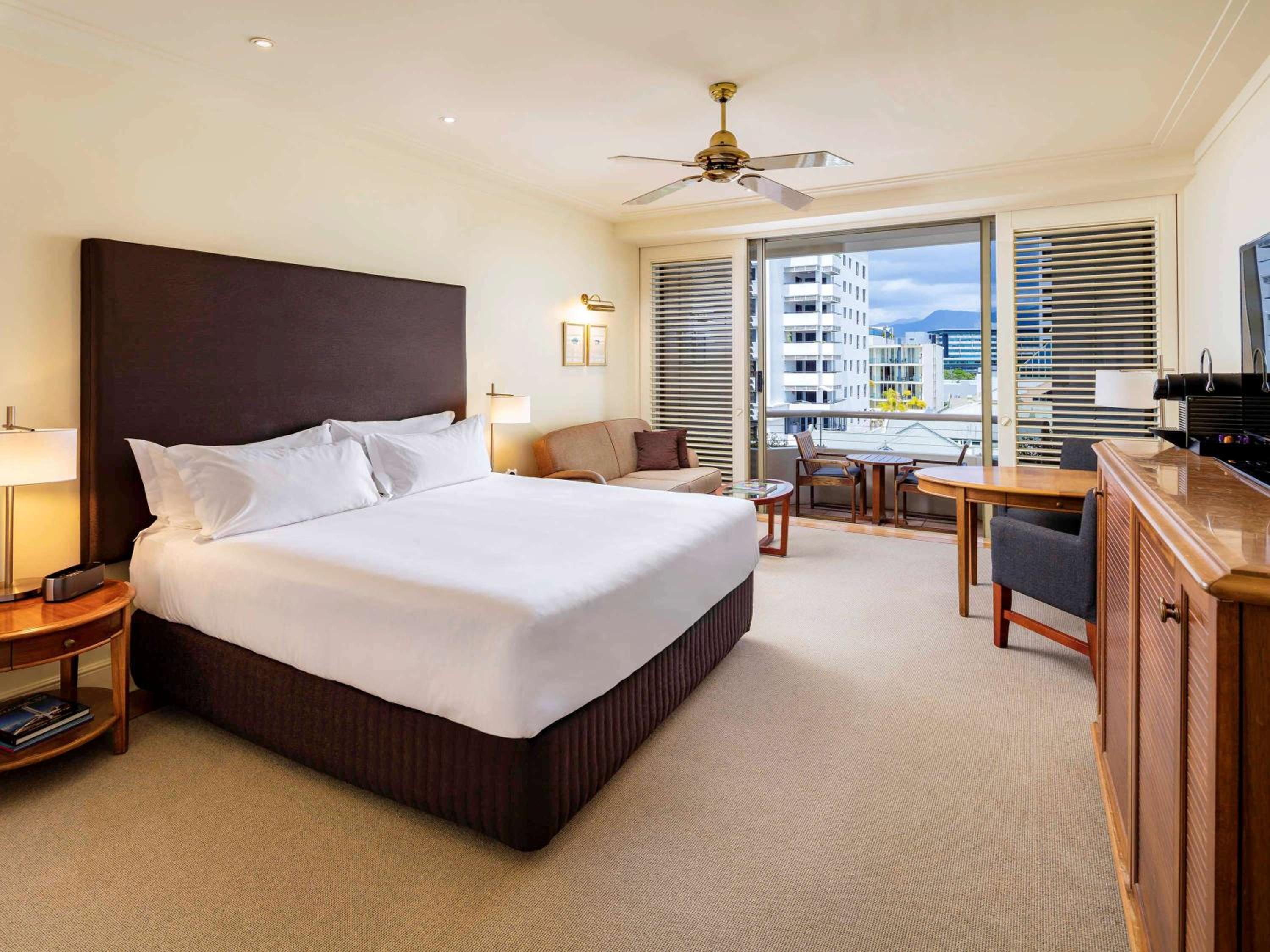 Deluxe King Room with Park View and Single Spa with one drink voucher  - Photo 1