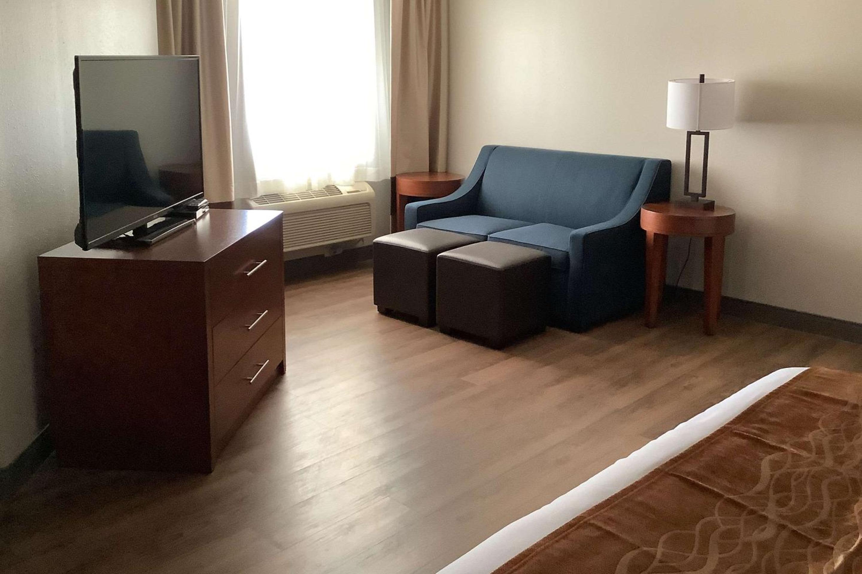Efficiency Queen Suite with Two Queen Beds - Non-Smoking photo 2