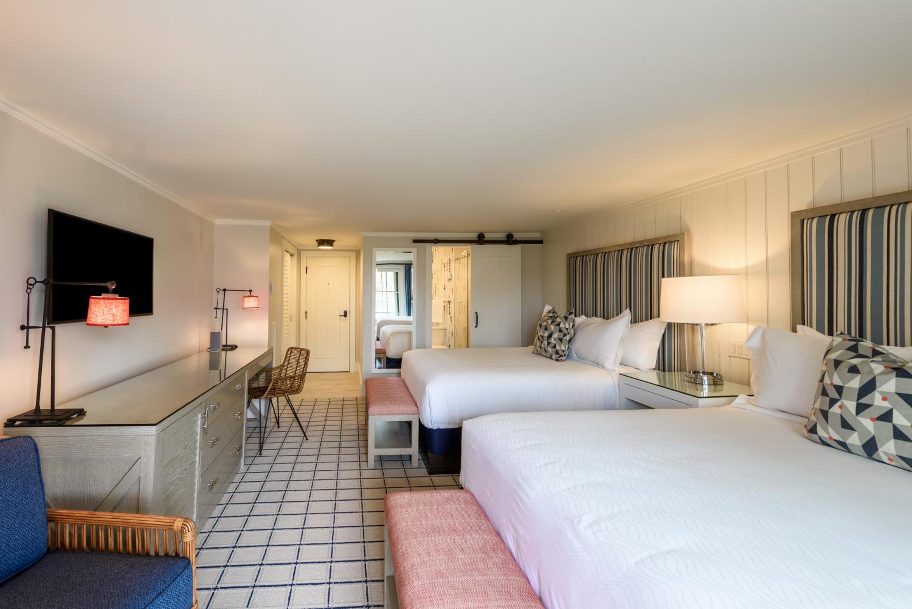 Roxana Building Room with 2 Queen Beds
