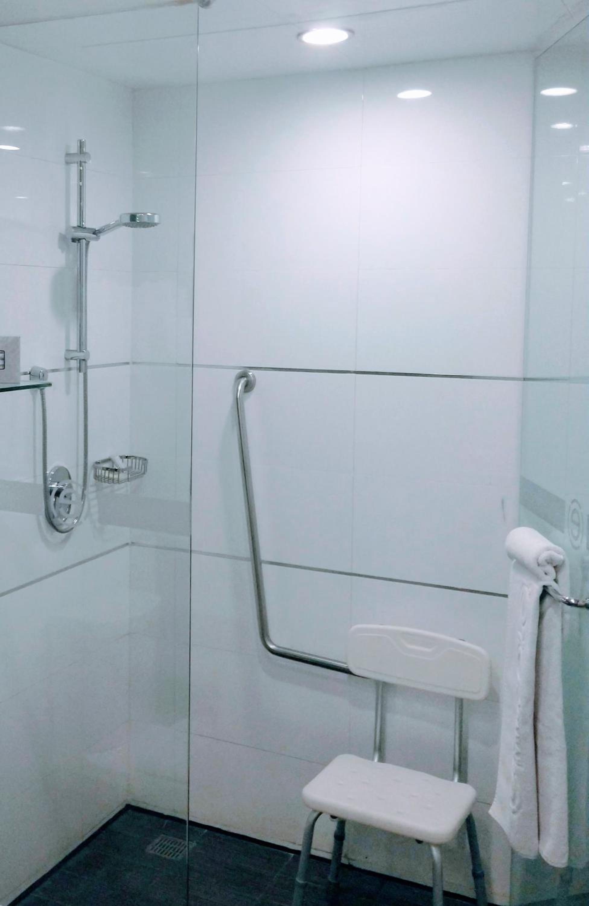 Queen Room - Mobility Access/Non-Smoking - Photo 3