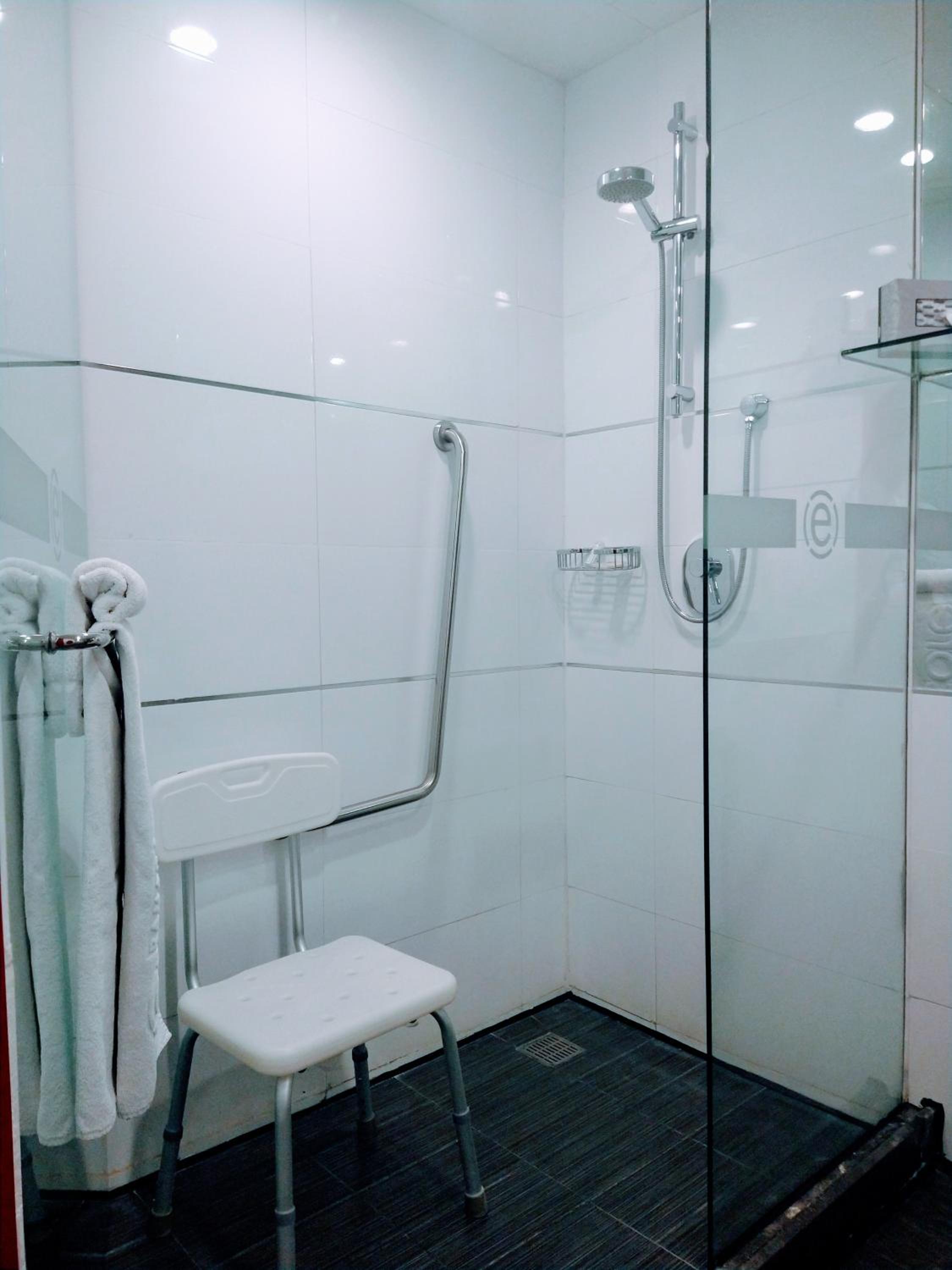 Queen Room - Mobility Access/Non-Smoking - Photo 4