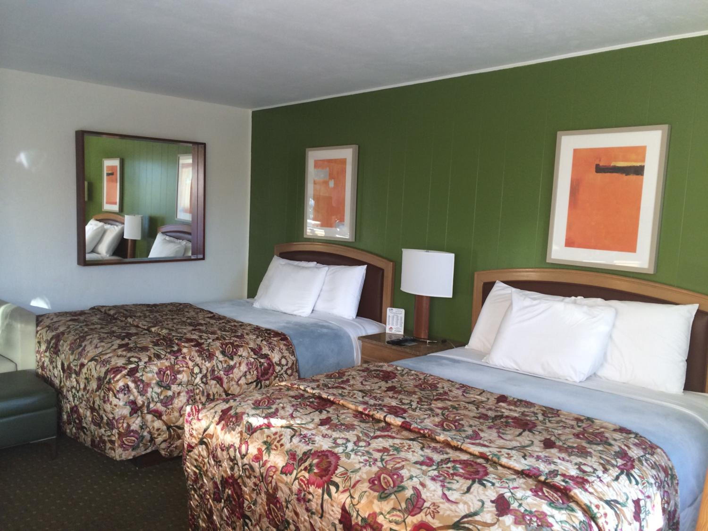 Non-Smoking Queen Room with Two Queen Beds - Photo 6