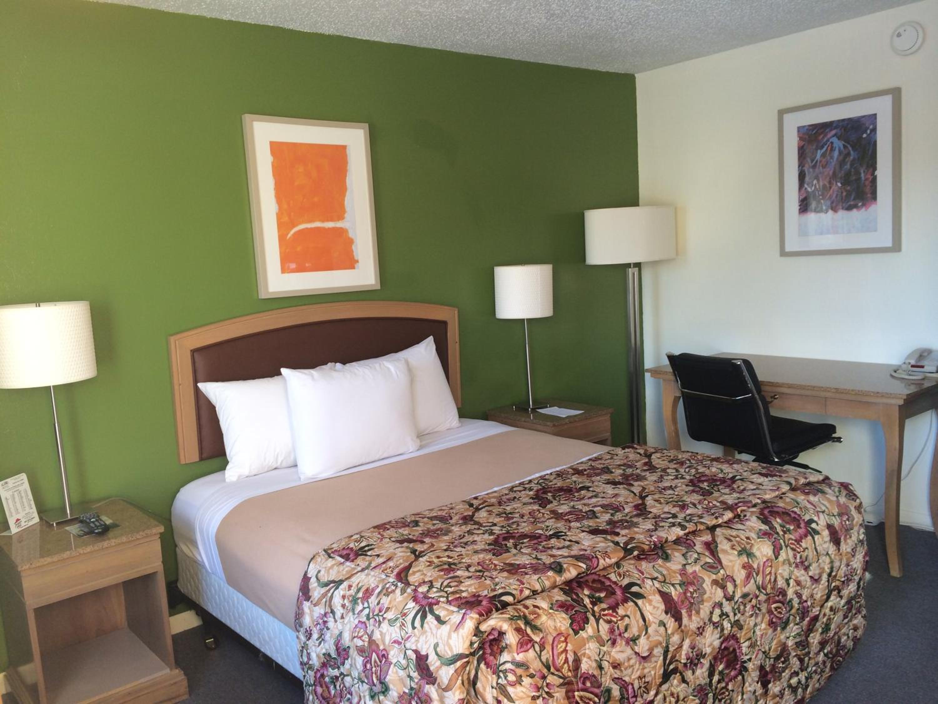 Non-Smoking Queen Room with Two Queen Beds - Photo 8