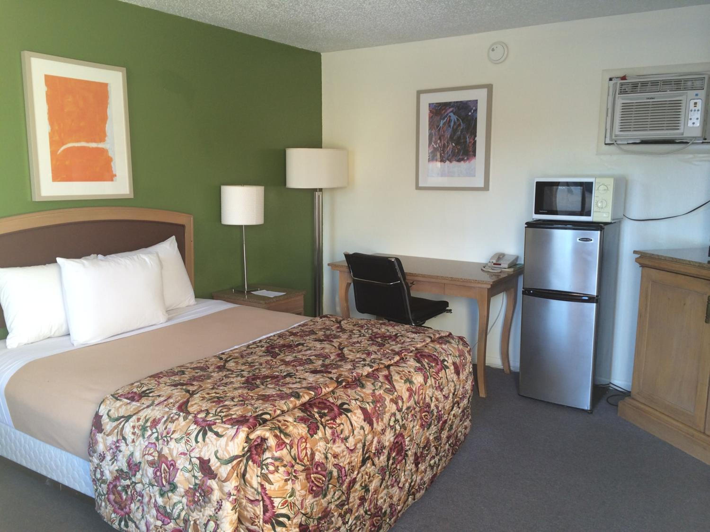 Non-Smoking Queen Room - Photo 4